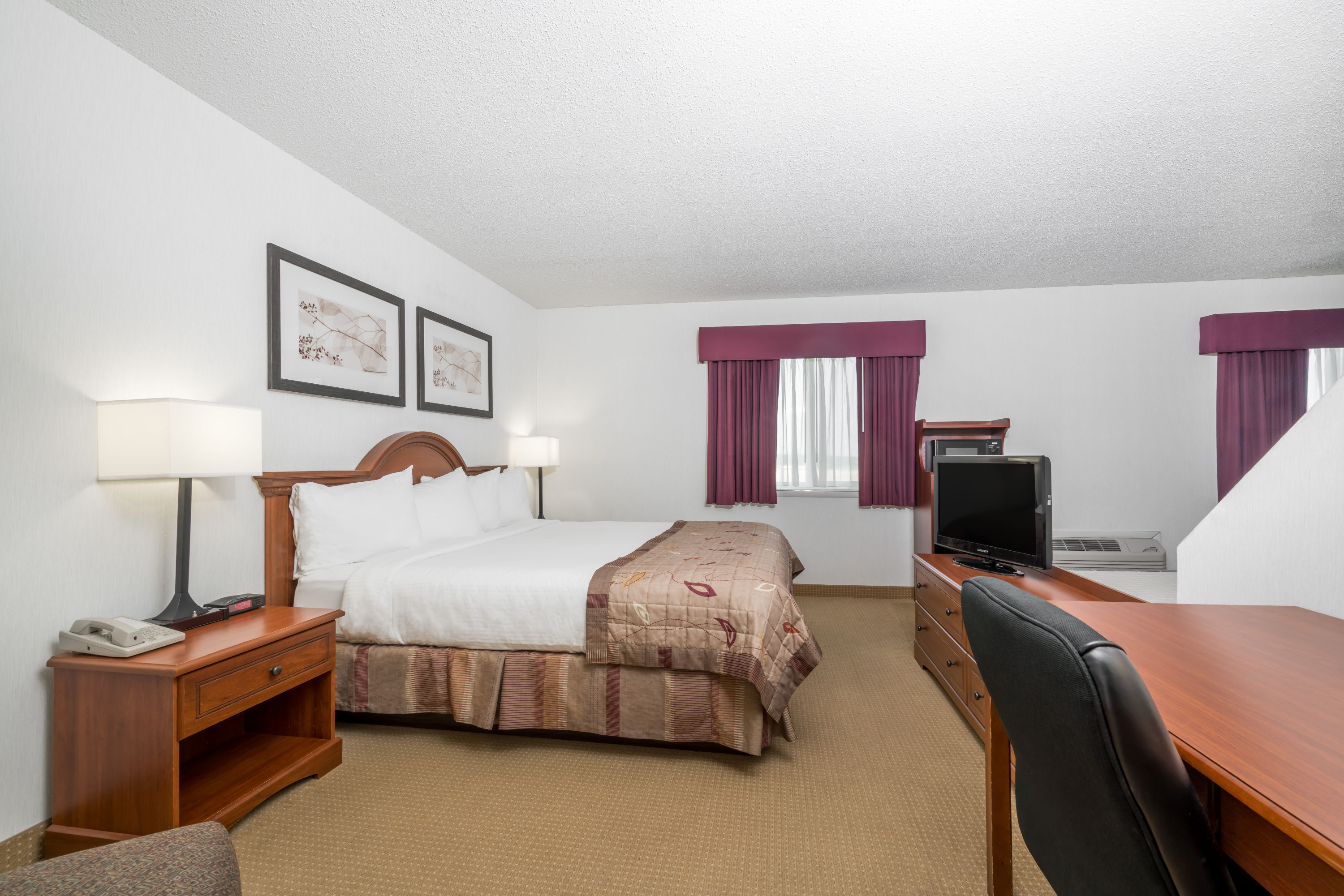 Guest room at the Baymont by Wyndham Marshfield in Marshfield, Wisconsin