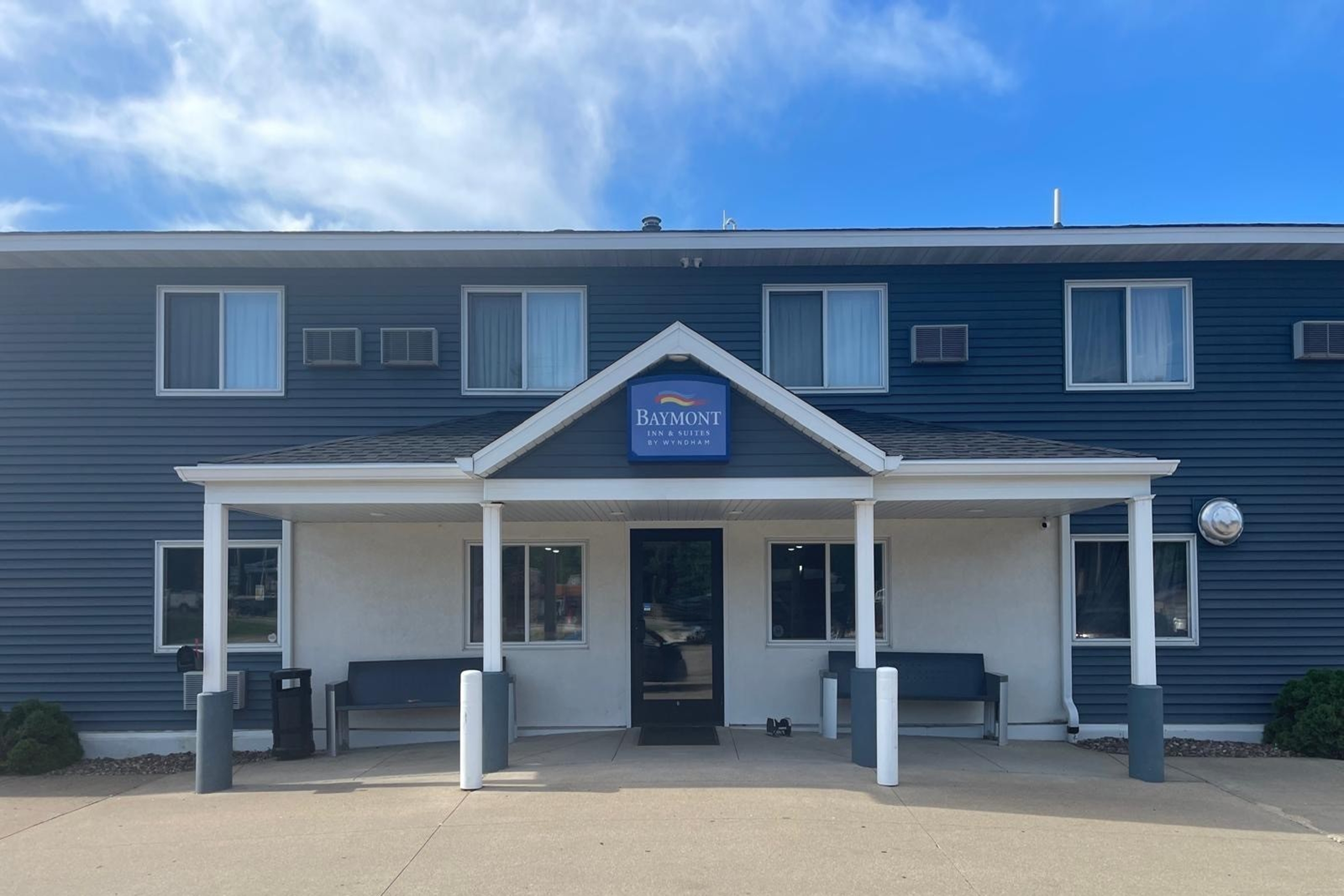 Exterior of Baymont by Wyndham Platteville hotel in Platteville, Wisconsin