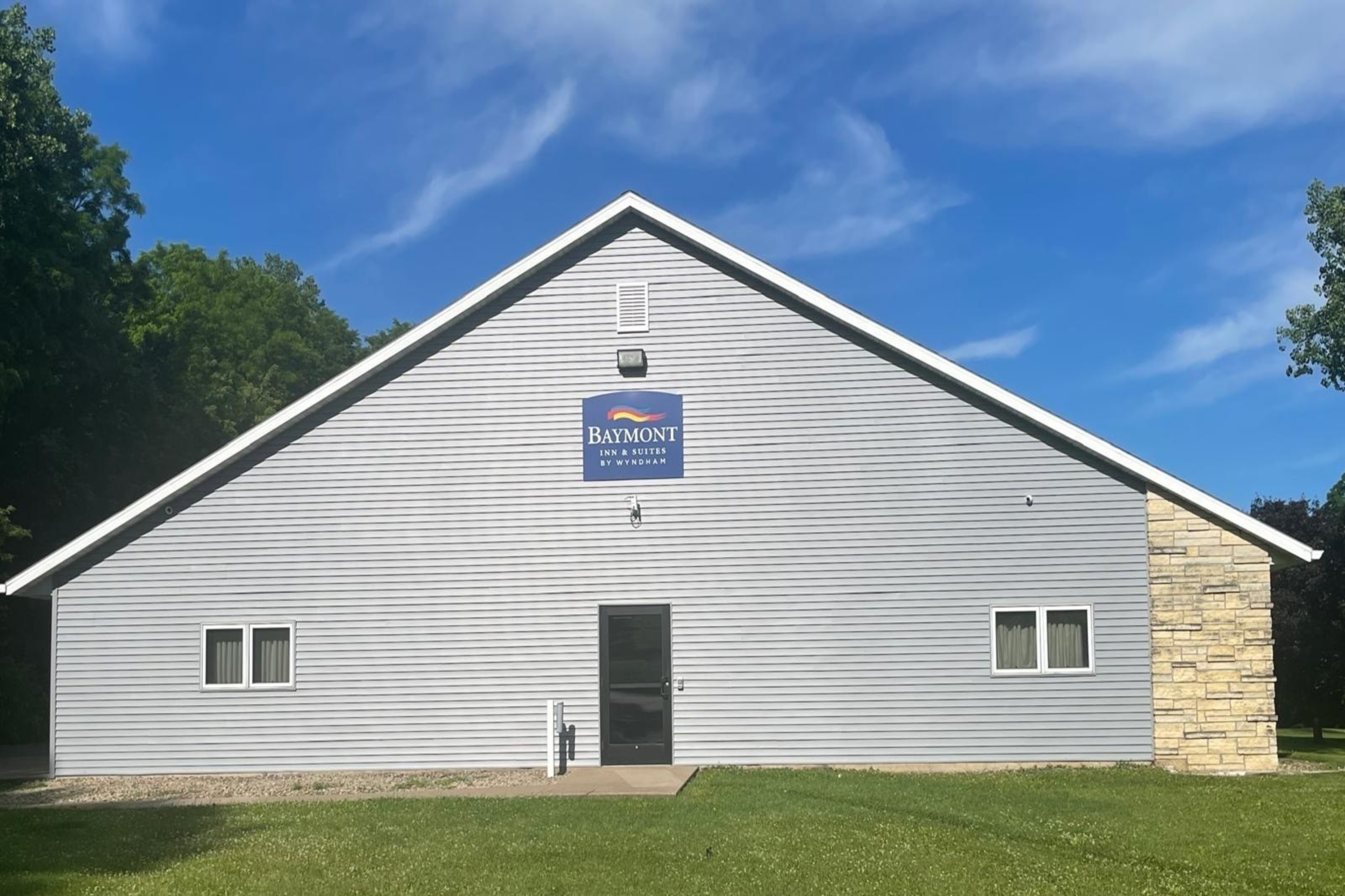 Exterior of Baymont by Wyndham Platteville hotel in Platteville, Wisconsin