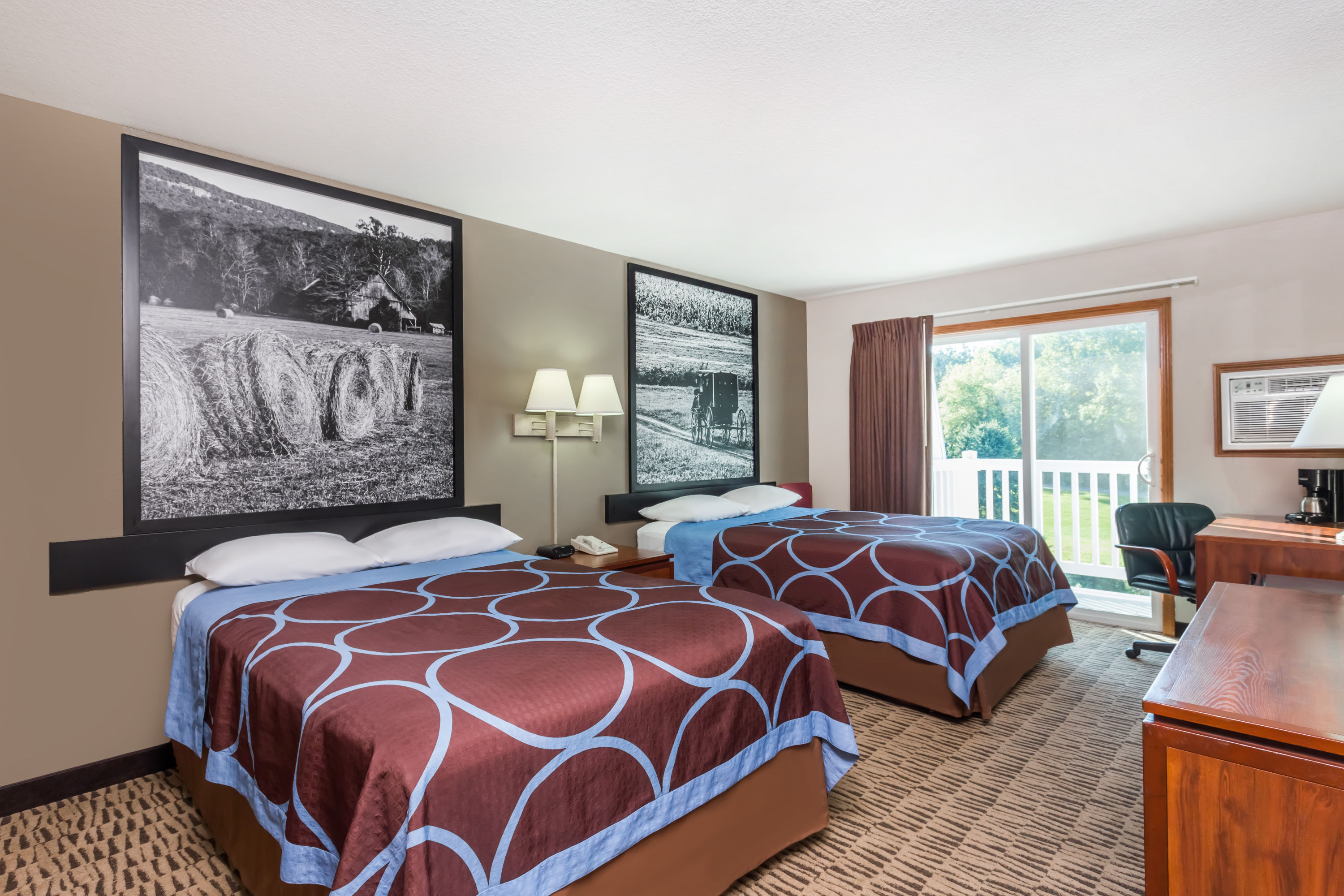 Guest room at the Baymont by Wyndham Platteville in Platteville, Wisconsin