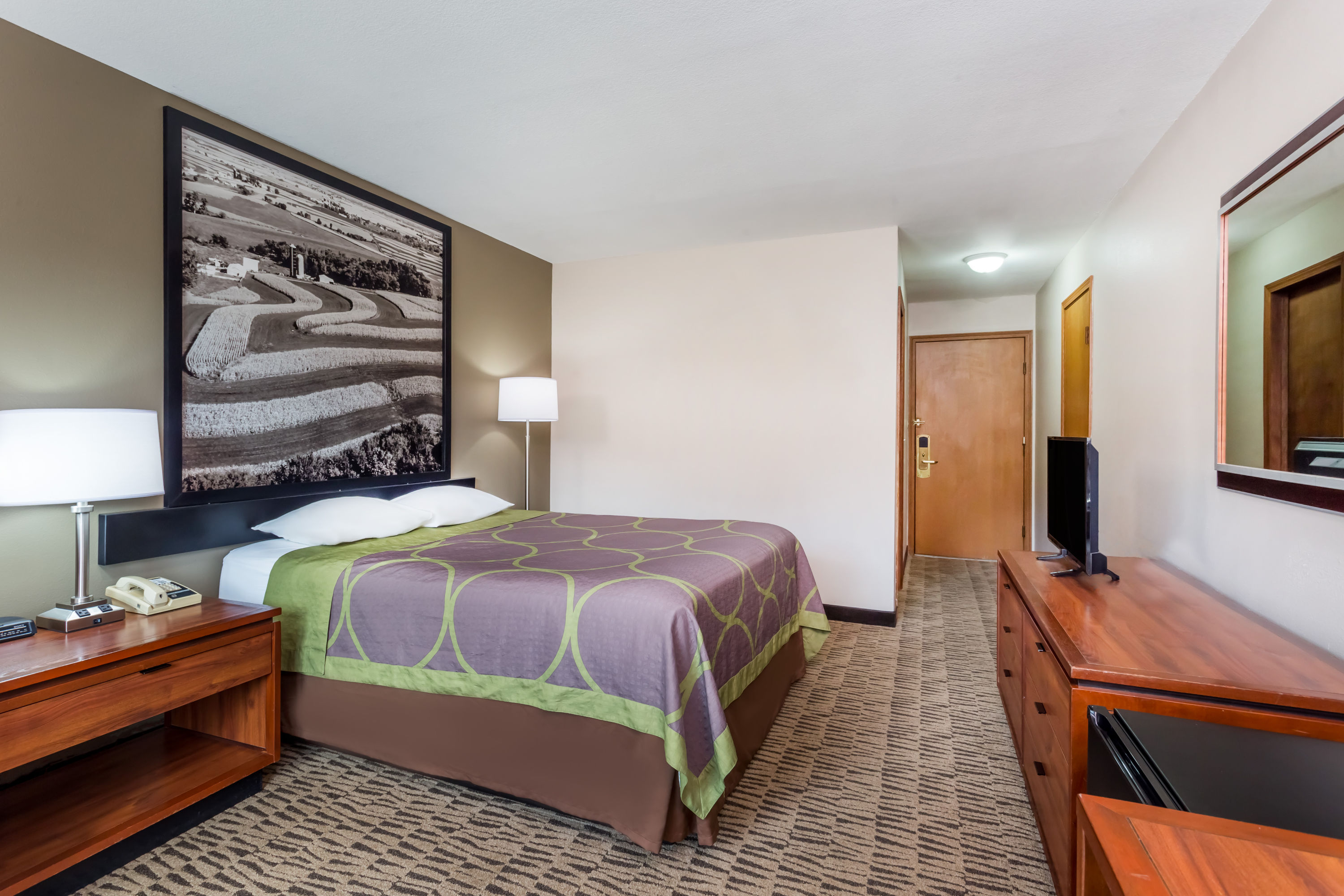 Guest room at the Baymont by Wyndham Platteville in Platteville, Wisconsin