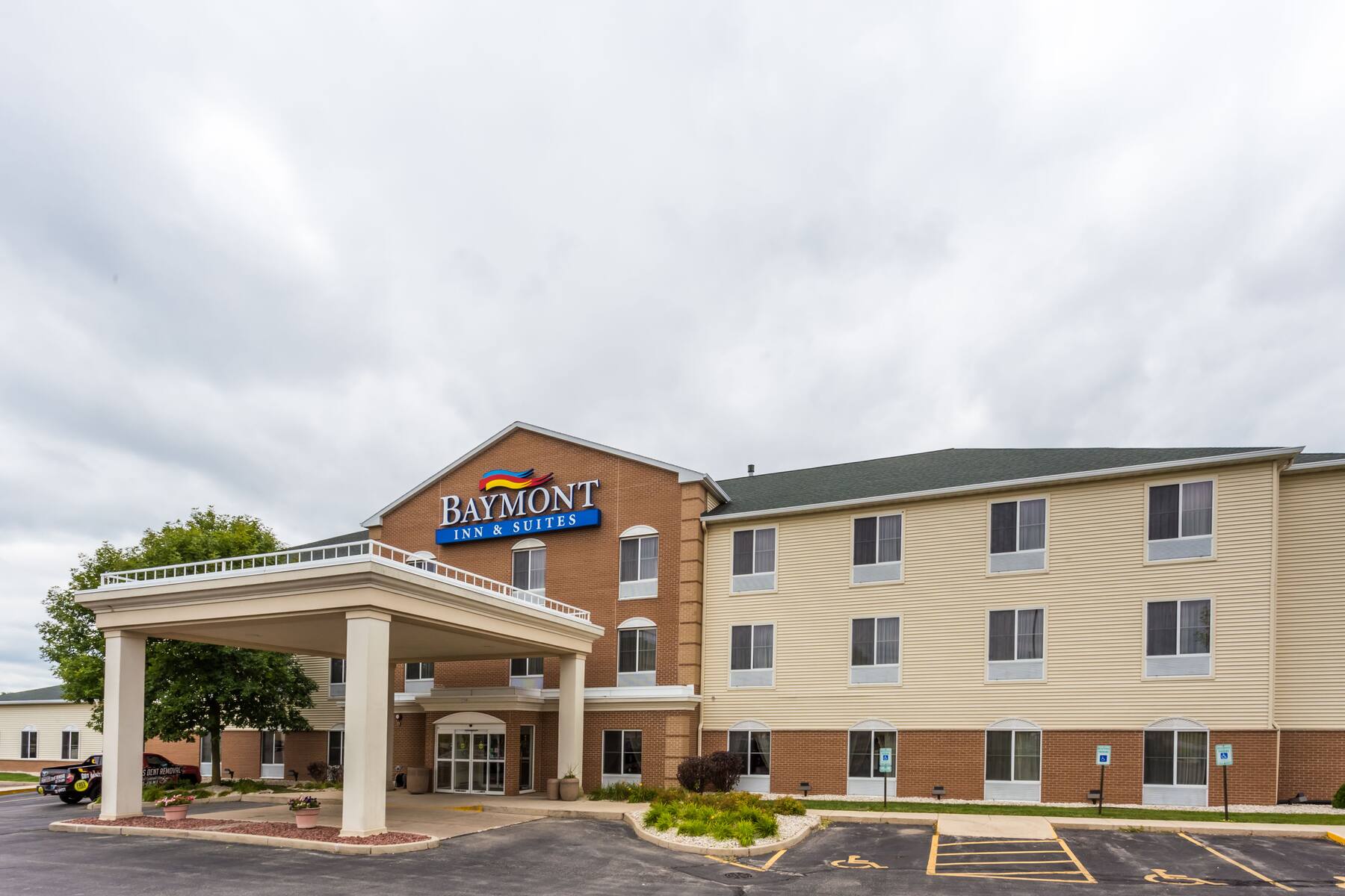 Exterior of Baymont Inn & Suites Waterford/Burlington WI hotel in Waterford, Wisconsin Exterior of Baymont Inn & Suites Waterford/Burlington WI hotel in Waterford, Wisconsin