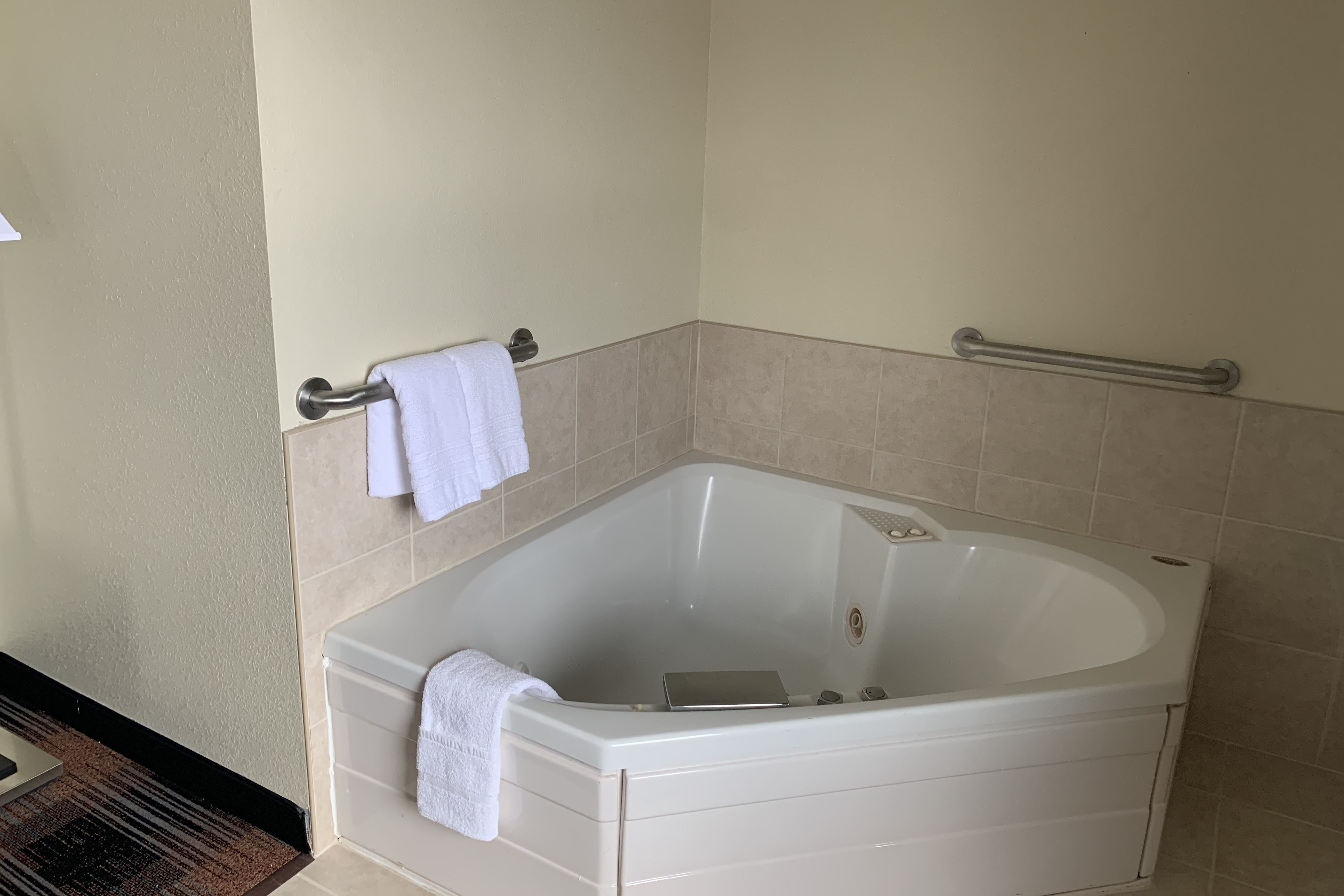 Guest room bath at the Baymont by Wyndham Waupun in Waupun, Wisconsin