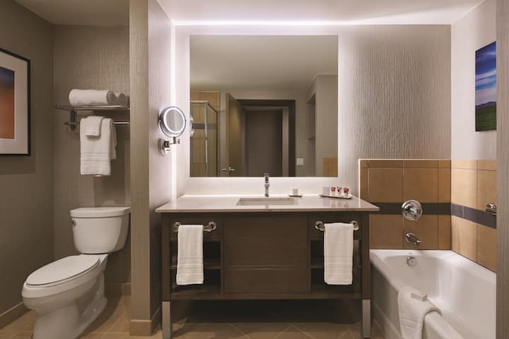 Guest room at the Harrah's Ak-Chin in Maricopa, Arizona