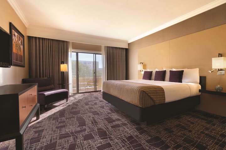 Guest room at the Harrah's Ak-Chin in Maricopa, Arizona