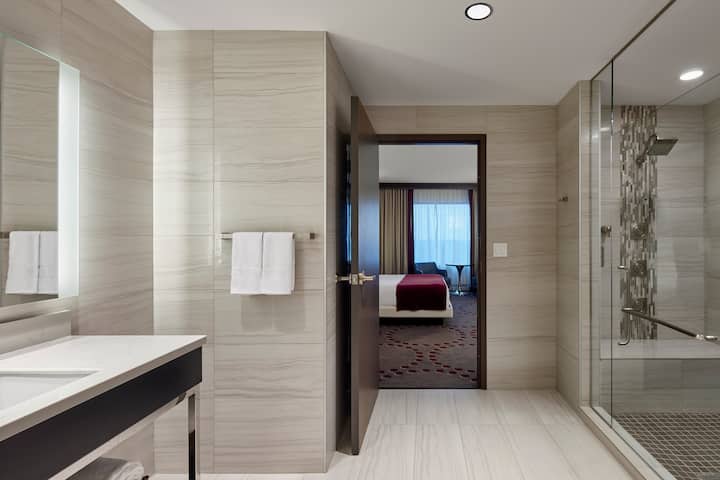 Guest room bath at the Harrah's Joliet in Joliet, Illinois