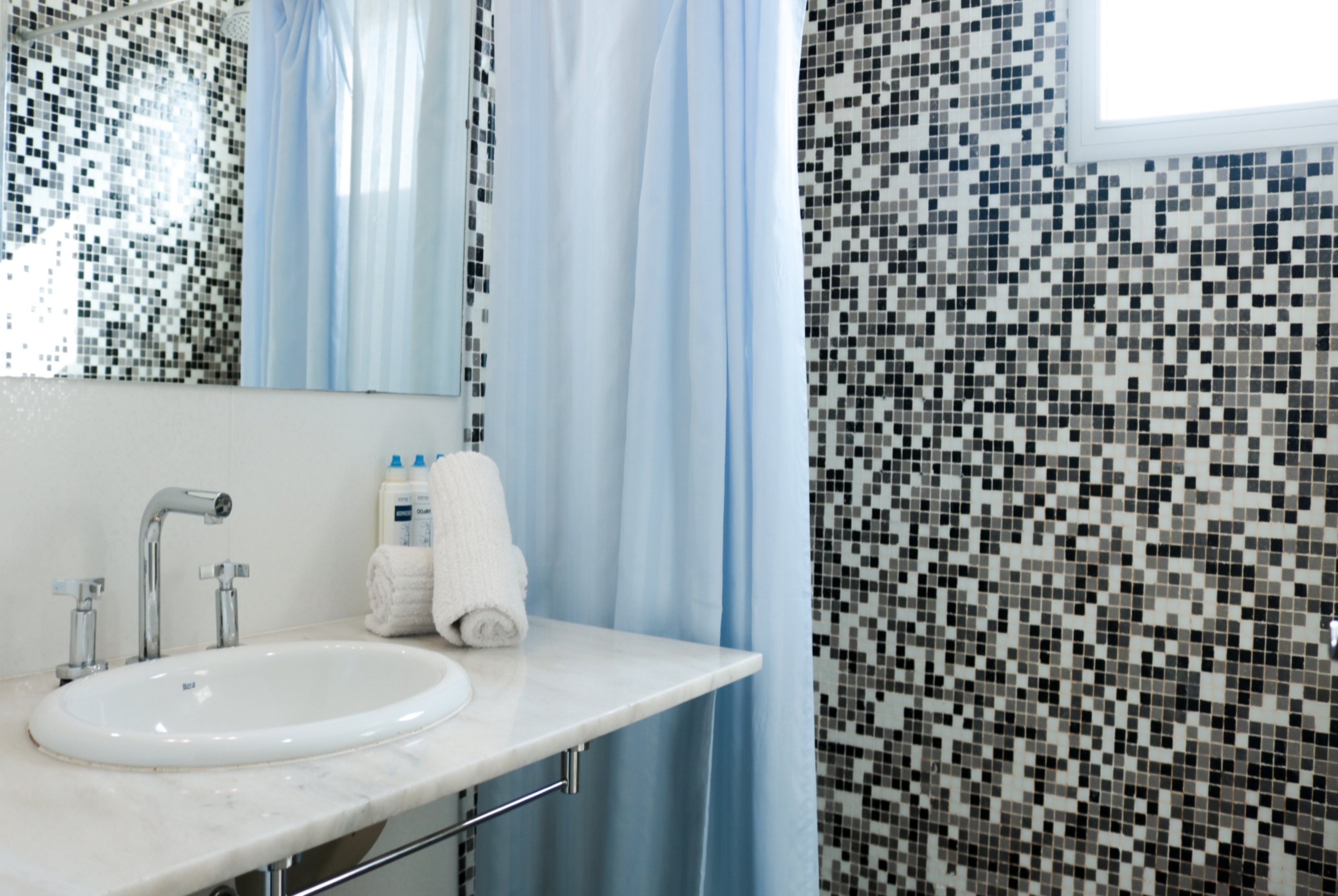 Guest room bath at the Days Inn & Suites by Wyndham La Plata in La Plata, Other than US/Canada