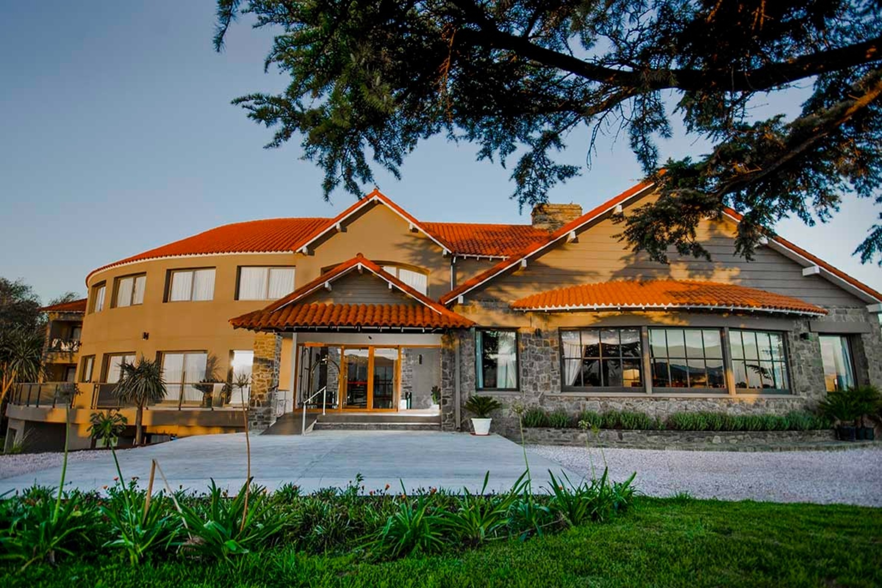 Exterior of Days Inn by Wyndham Sierra de la Ventana hotel in Sierra de la Ventana, Other than US/Canada