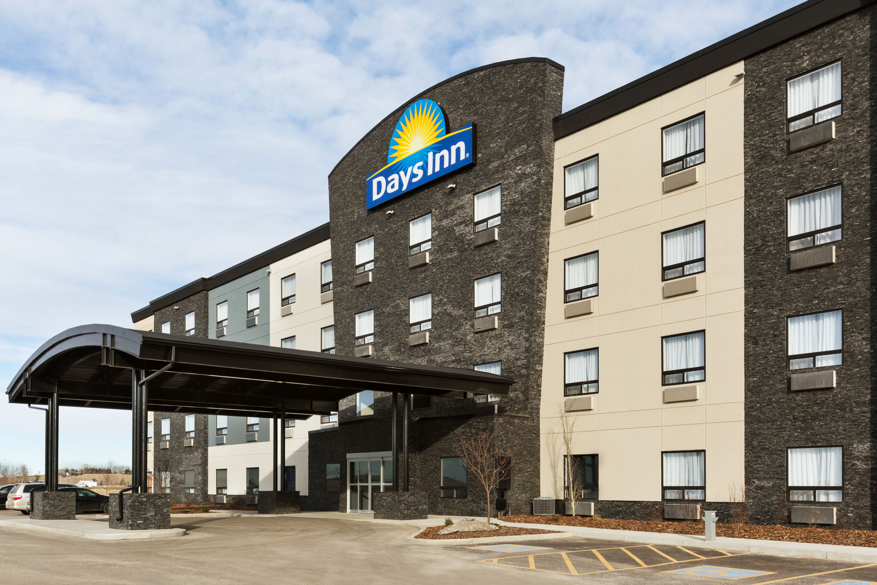 Exterior of Days Inn by Wyndham Calgary North Balzac hotel in Balzac, Alberta