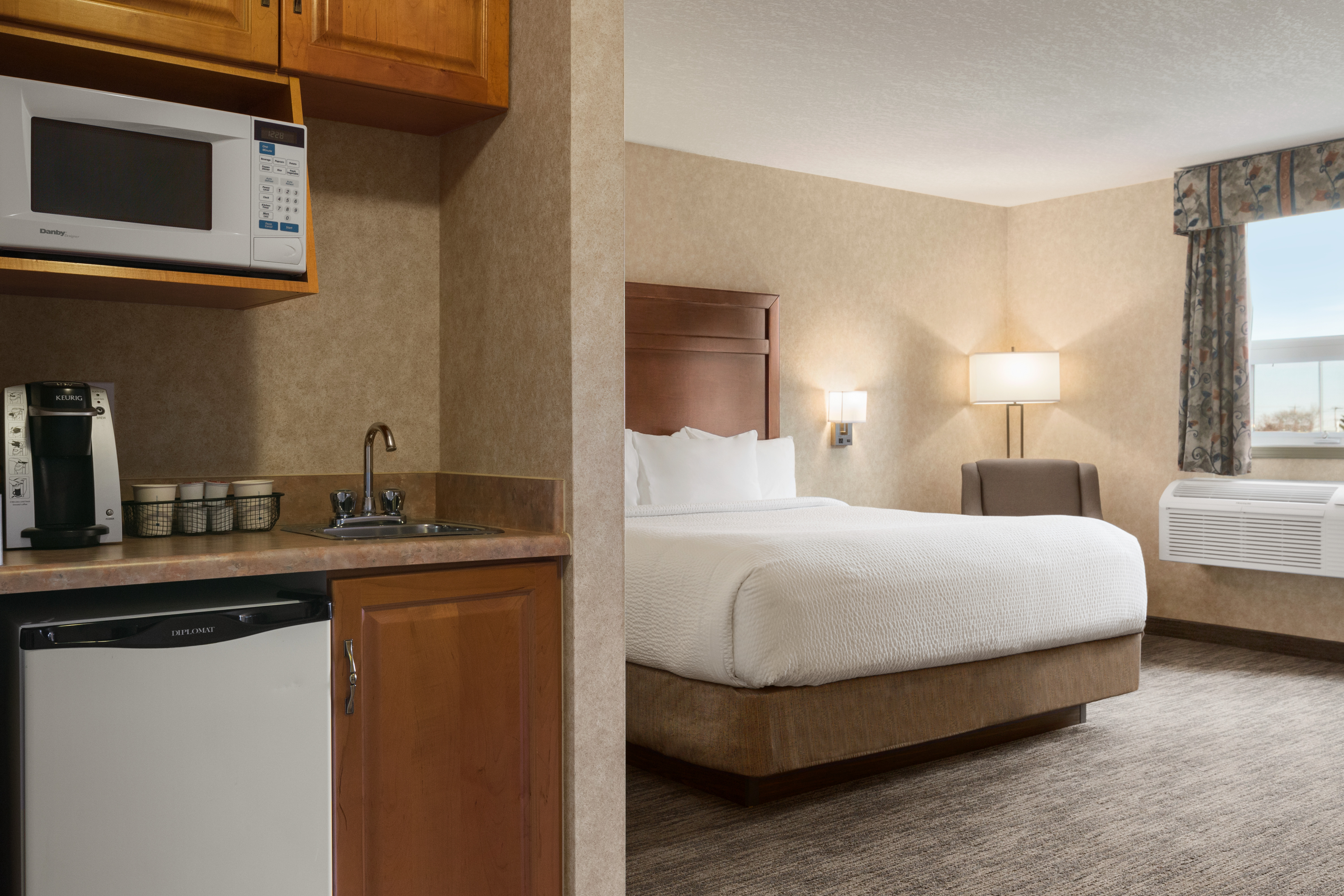 Days Inn Amp Suites By Wyndham Brooks Brooks Ab Hotels