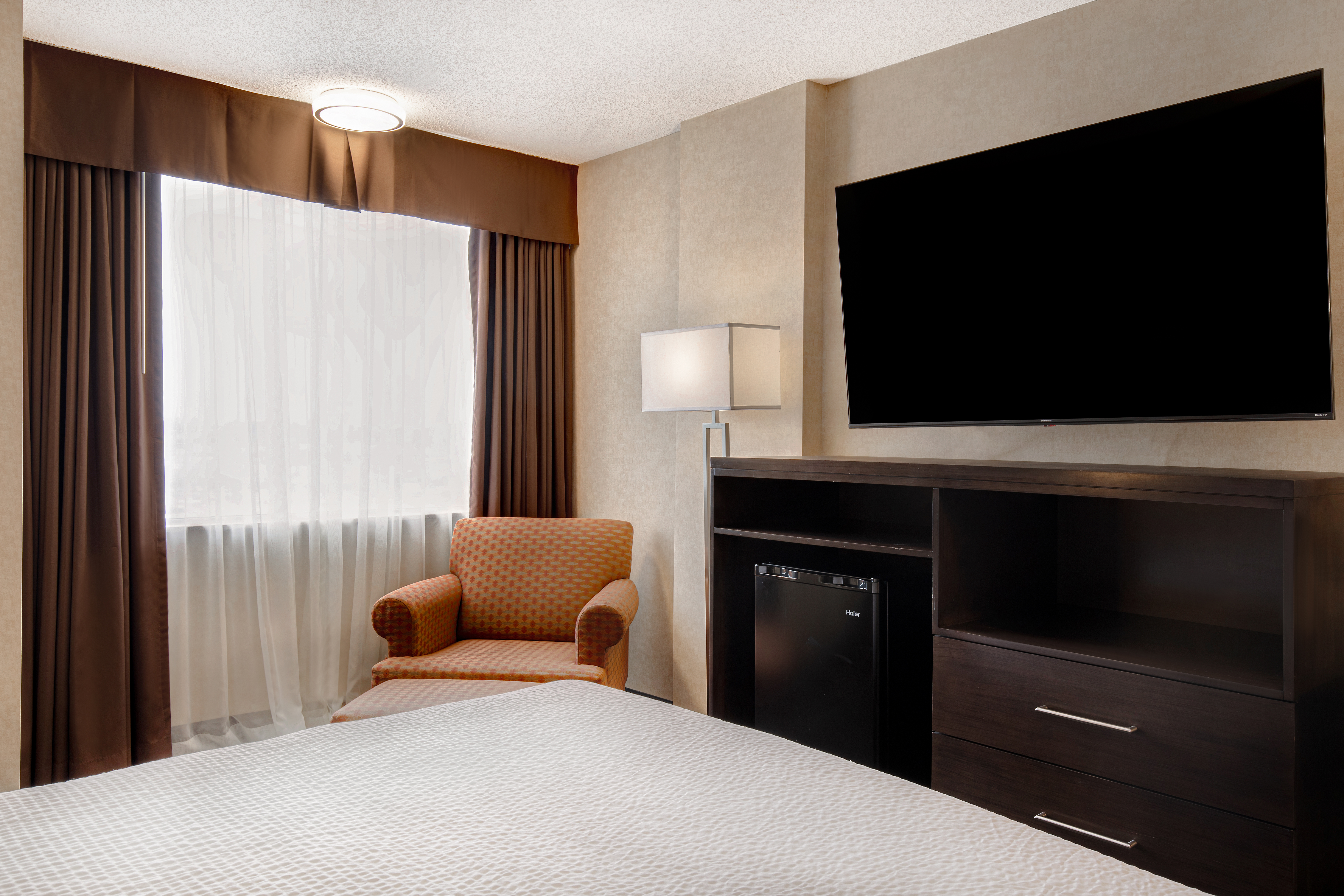 Guest room at the Days Inn by Wyndham Calgary South in Calgary, Alberta