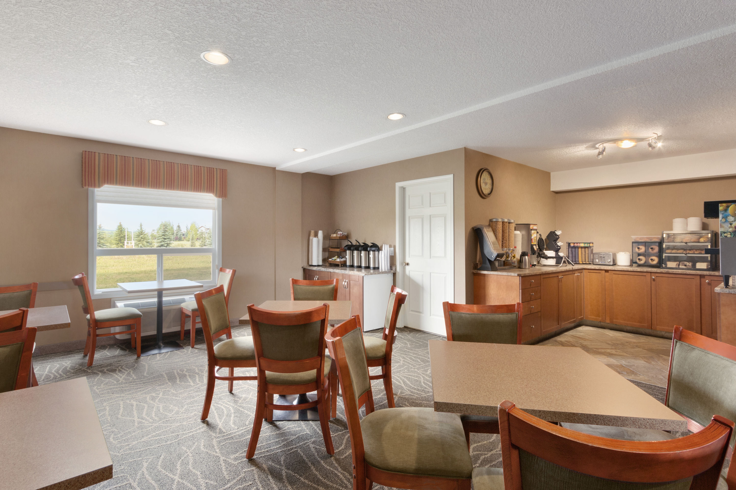 Days Inn & Suites by Wyndham Cochrane restaurant in Cochrane, Alberta