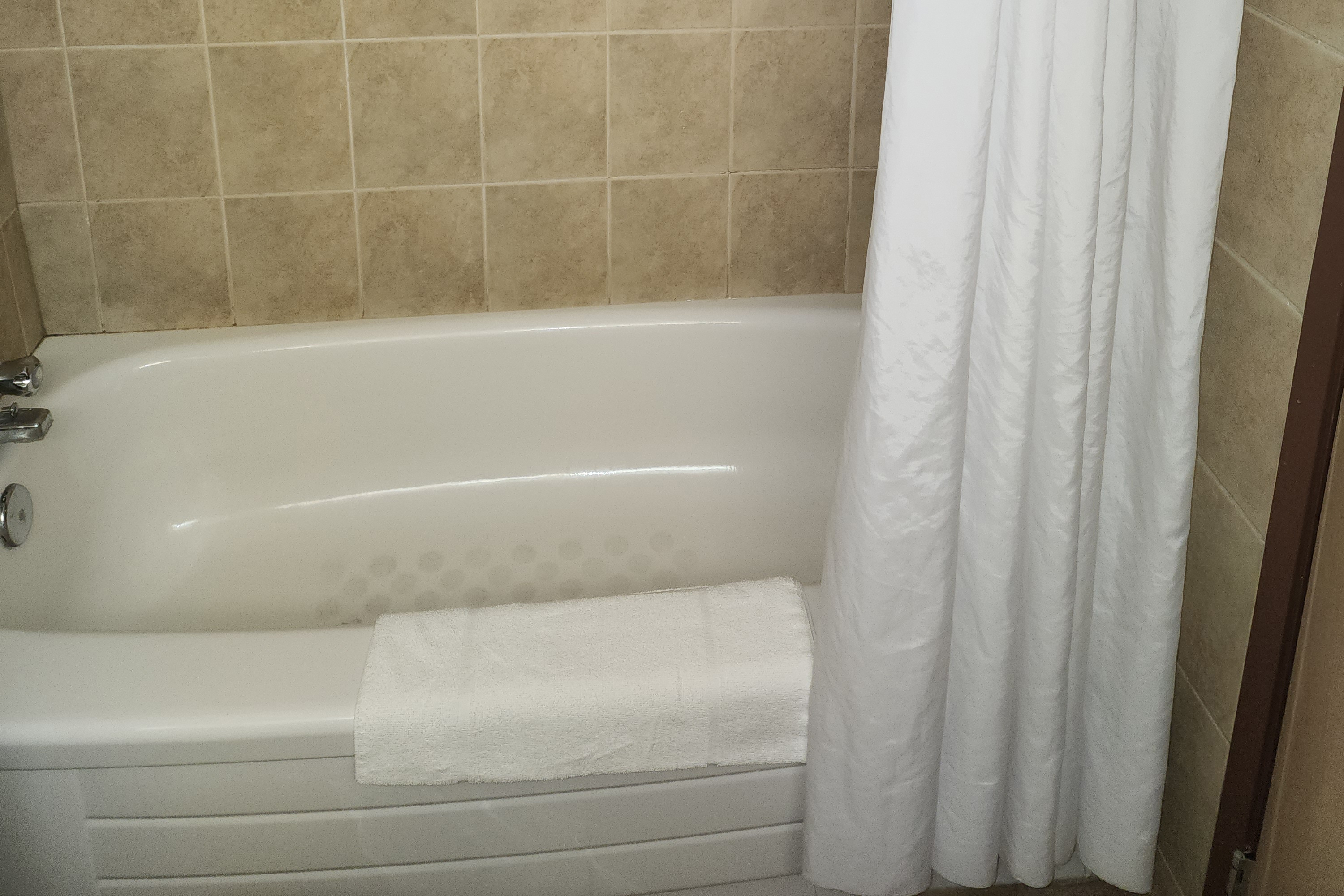 Guest room bath at the Days Inn by Wyndham Drayton Valley in Drayton Valley, Alberta