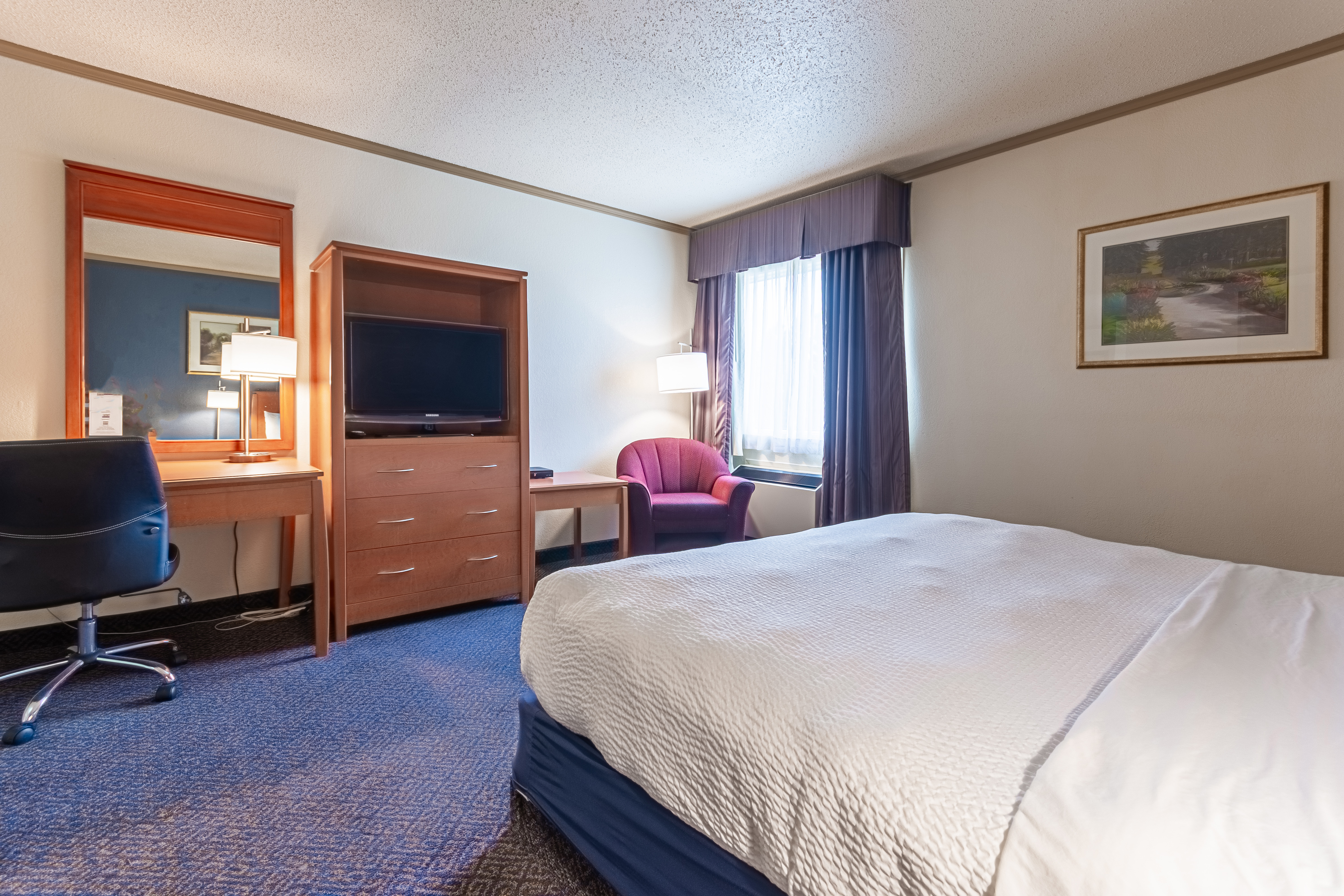 Guest room at the Days Inn by Wyndham Drayton Valley in Drayton Valley, Alberta