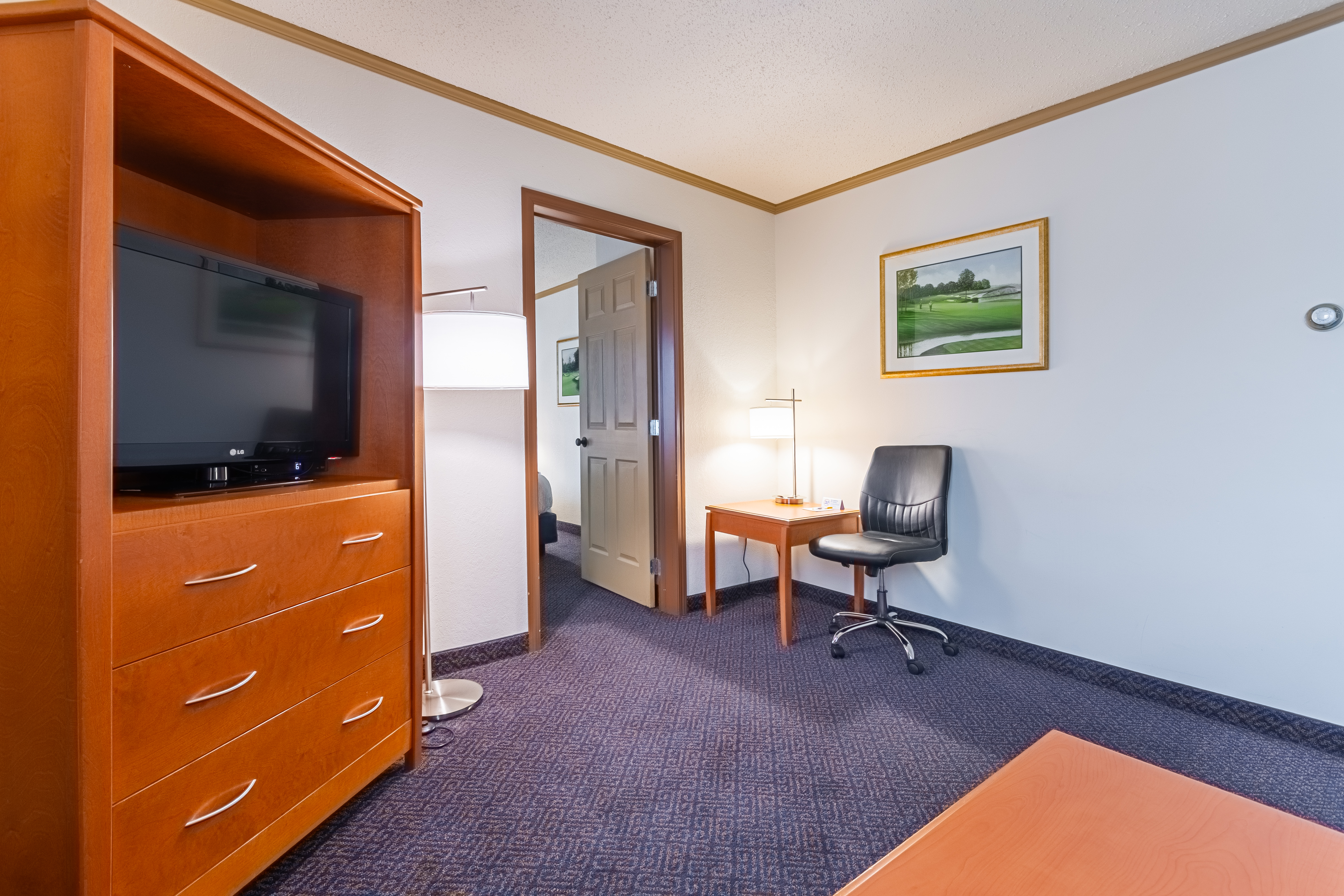 Guest room at the Days Inn by Wyndham Drayton Valley in Drayton Valley, Alberta