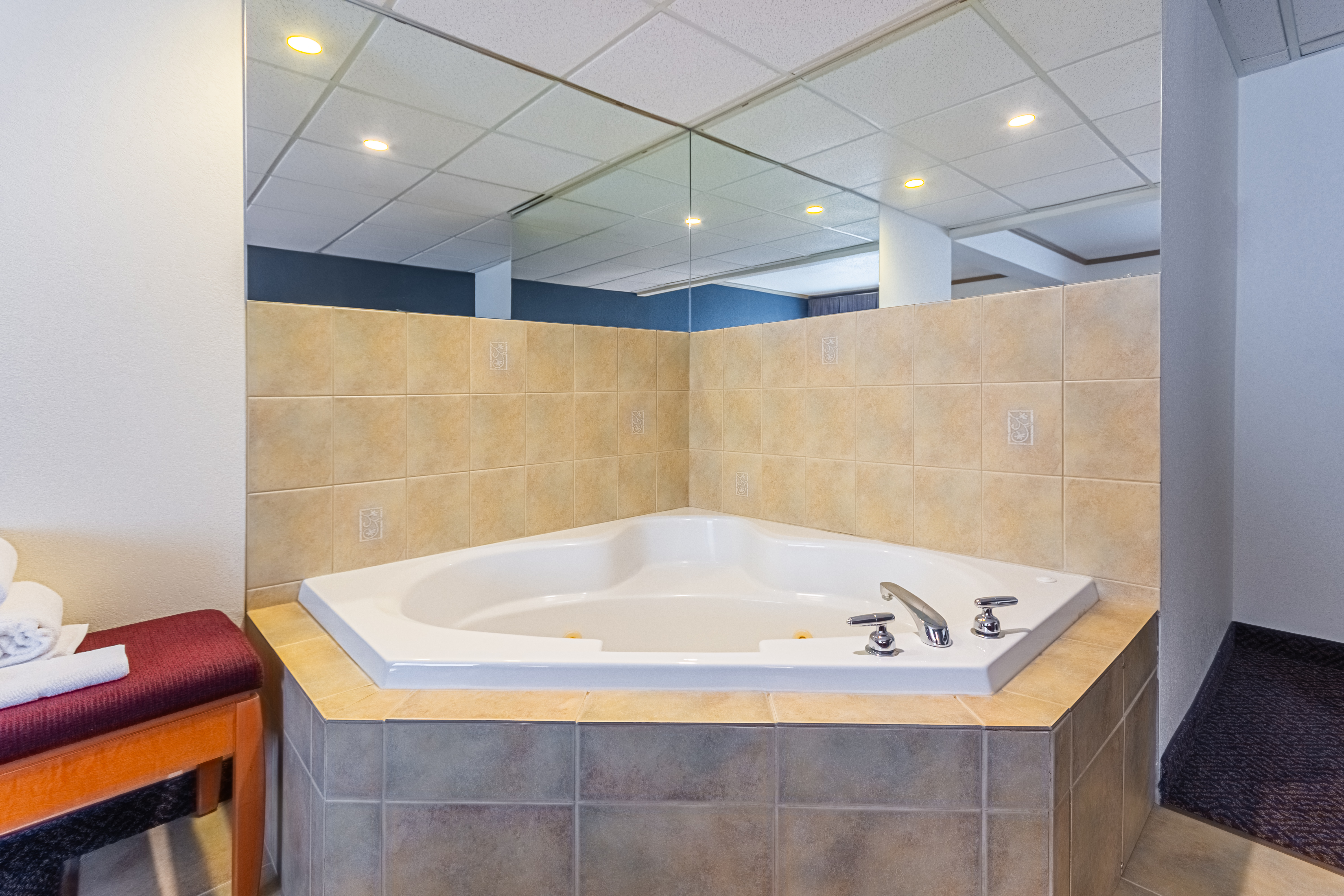 Guest room at the Days Inn by Wyndham Drayton Valley in Drayton Valley, Alberta