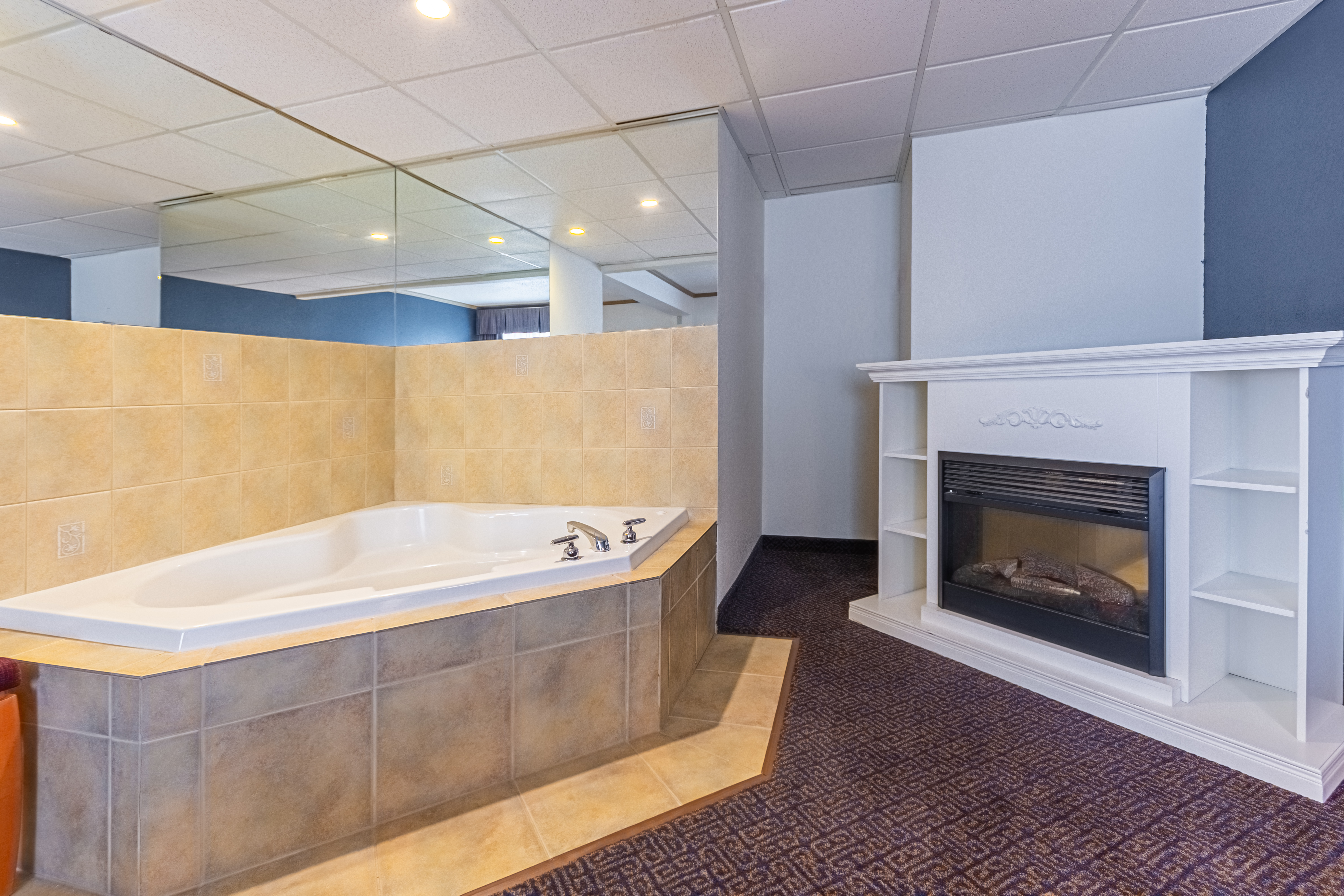 Guest room at the Days Inn by Wyndham Drayton Valley in Drayton Valley, Alberta