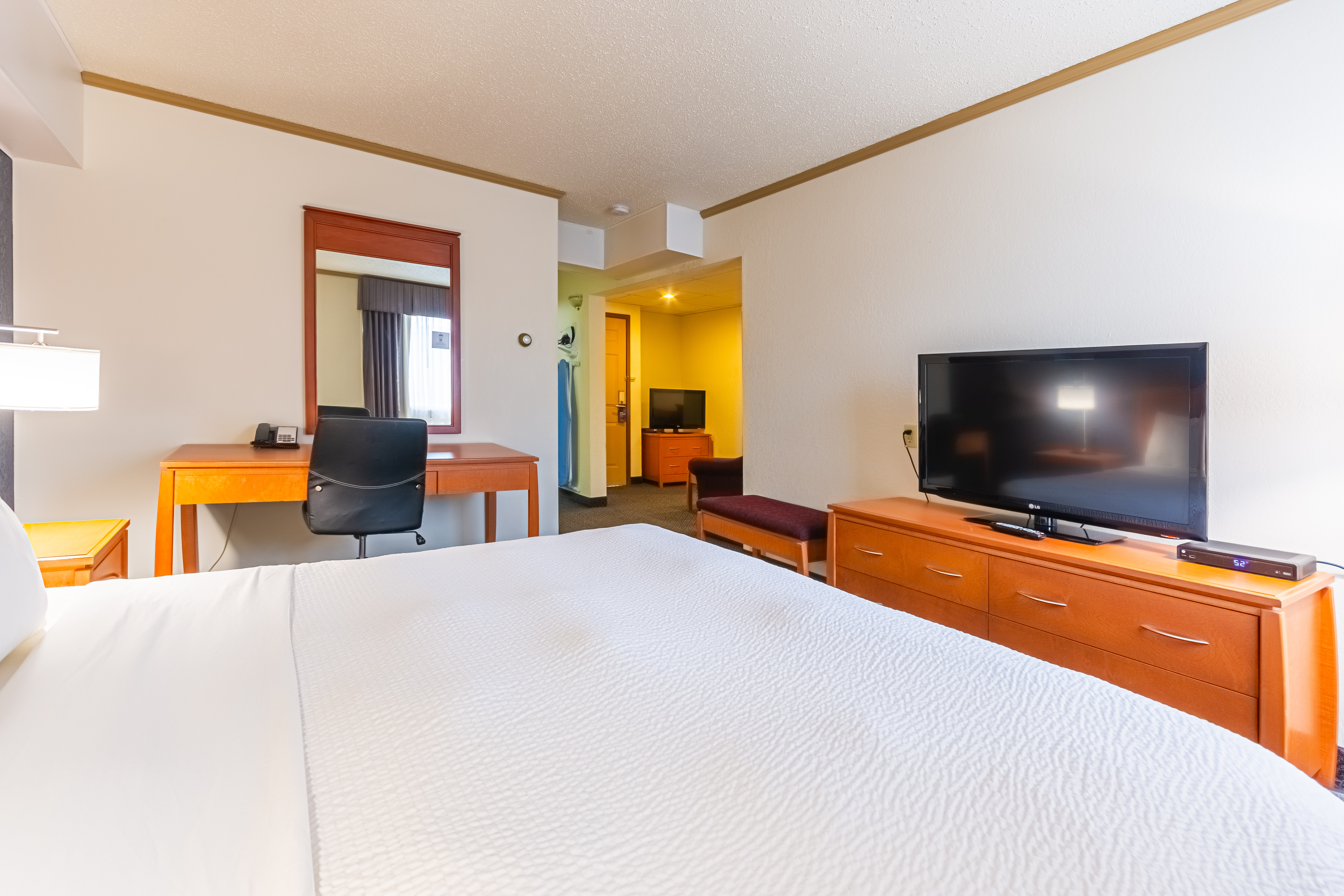 Guest room at the Days Inn by Wyndham Drayton Valley in Drayton Valley, Alberta