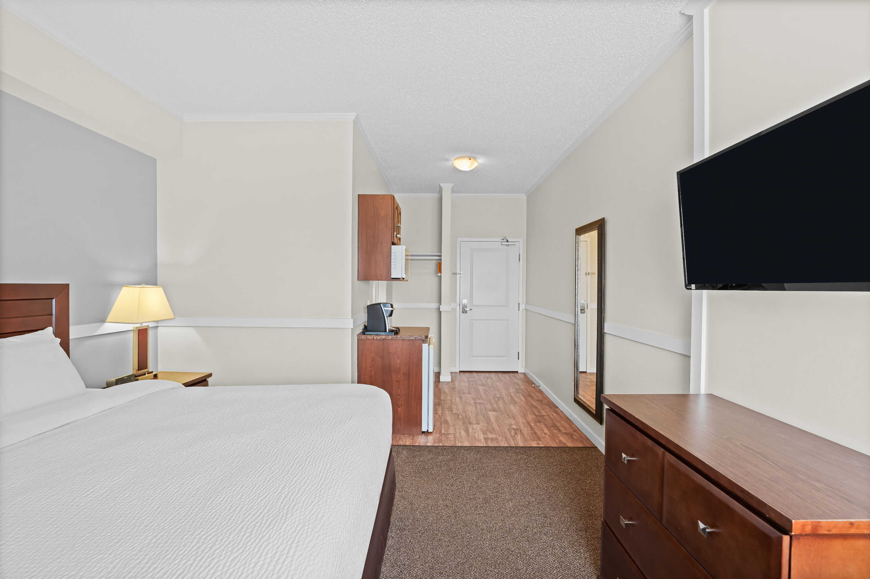 King bed guest room at the Days Inn by Wyndham Lamont in Lamont, Alberta