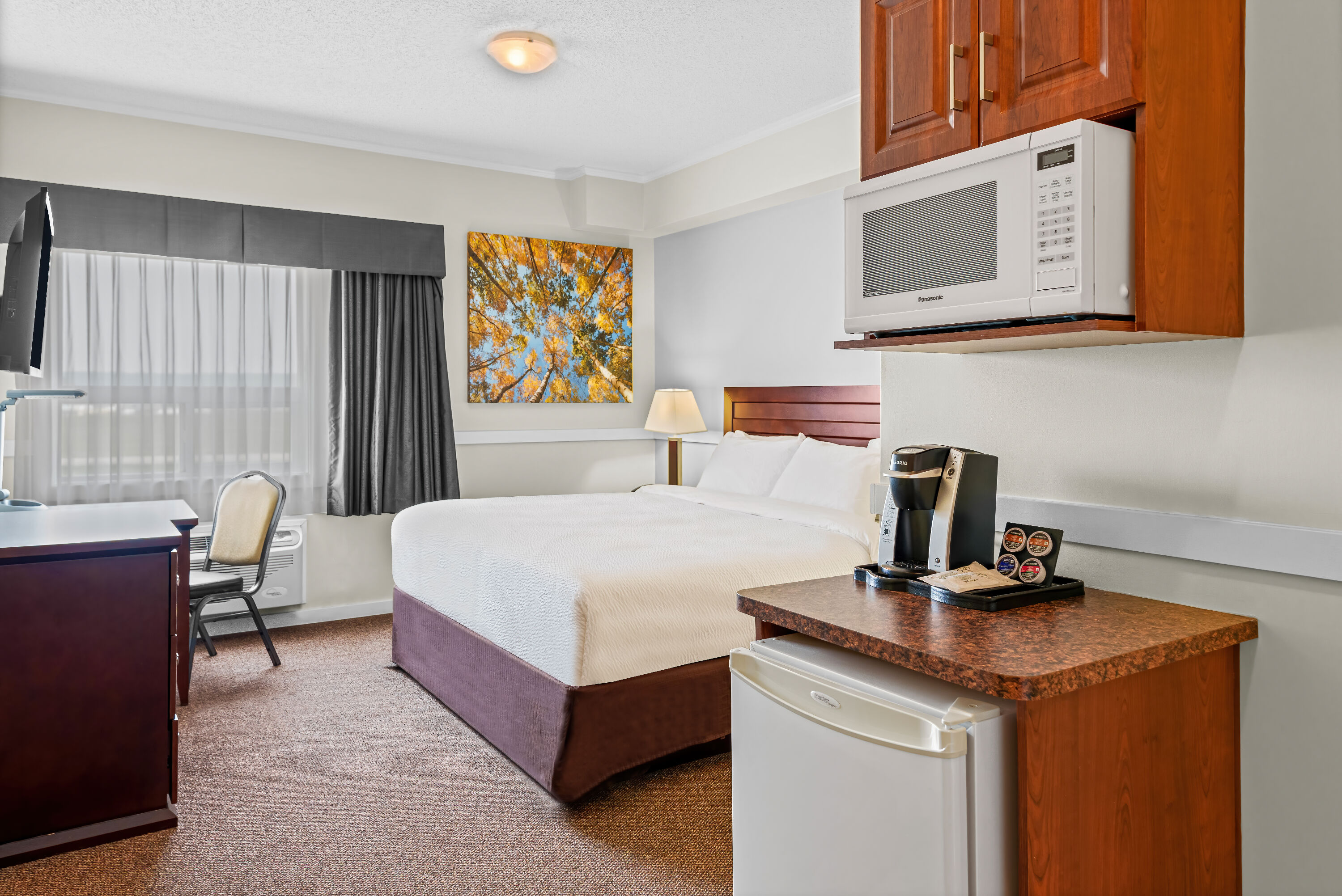 King bed guest room at the Days Inn by Wyndham Lamont in Lamont, Alberta