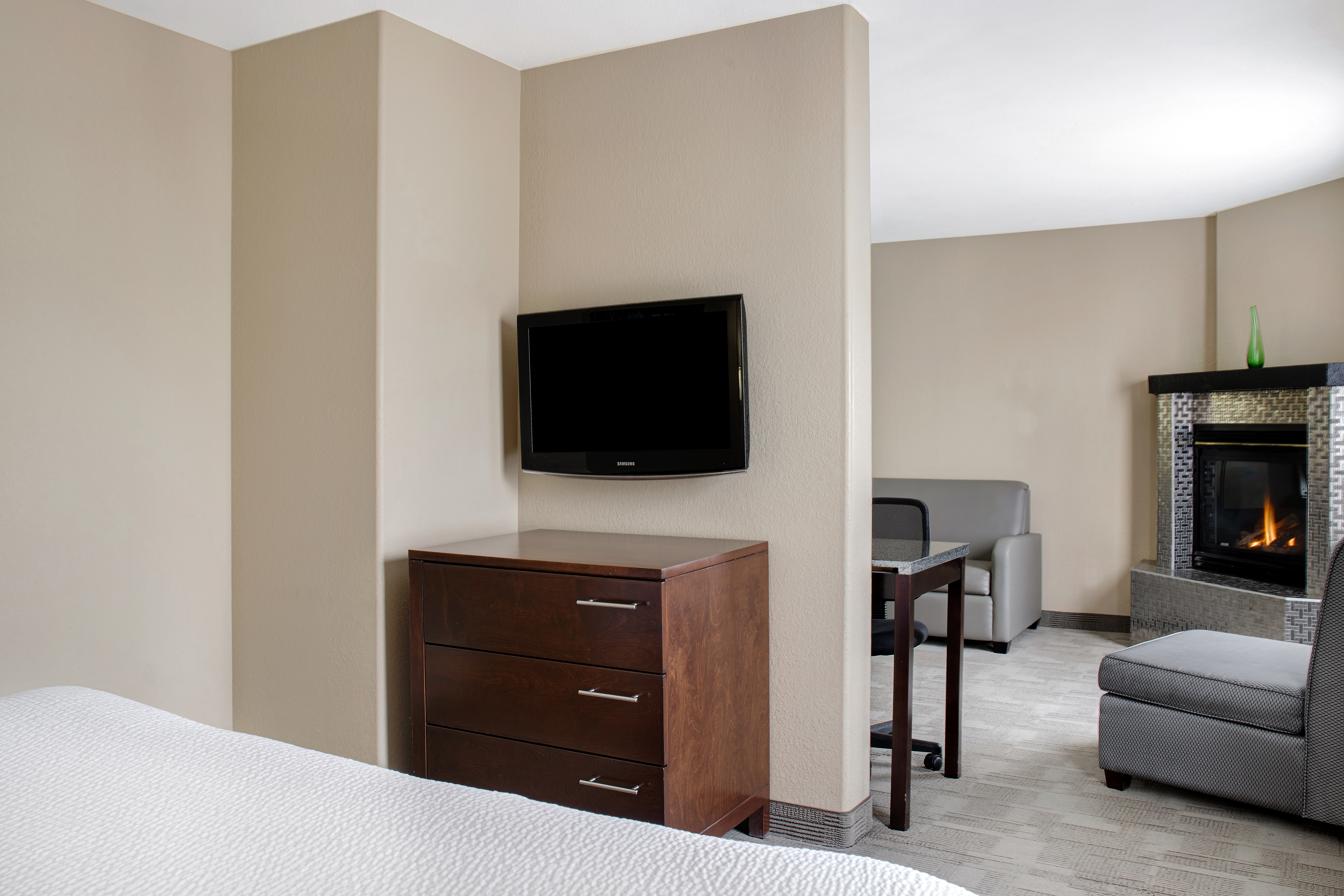Guest room at the Days Inn by Wyndham Medicine Hat in Medicine Hat, Alberta