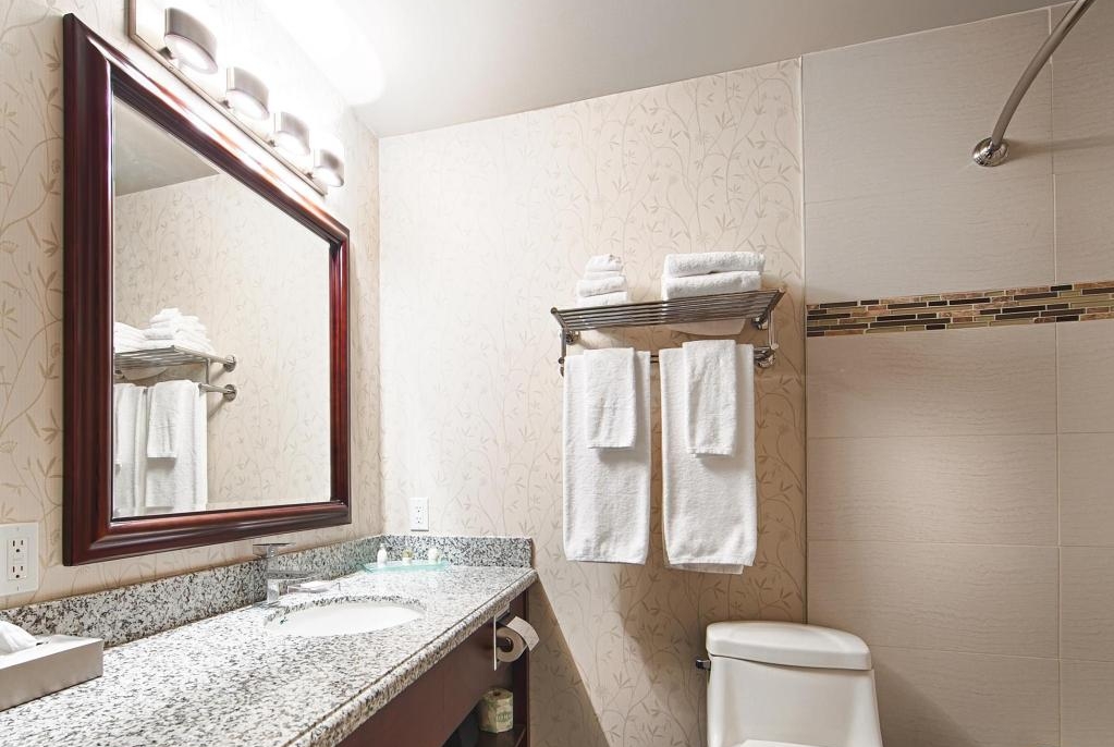 Guest room bath at the Days Inn by Wyndham Redwater in Redwater, Alberta