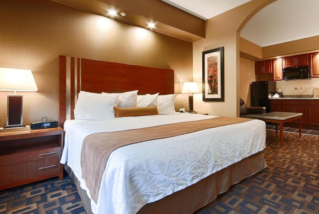 Days Inn by Wyndham Redwater suite kitchen in Redwater, Alberta