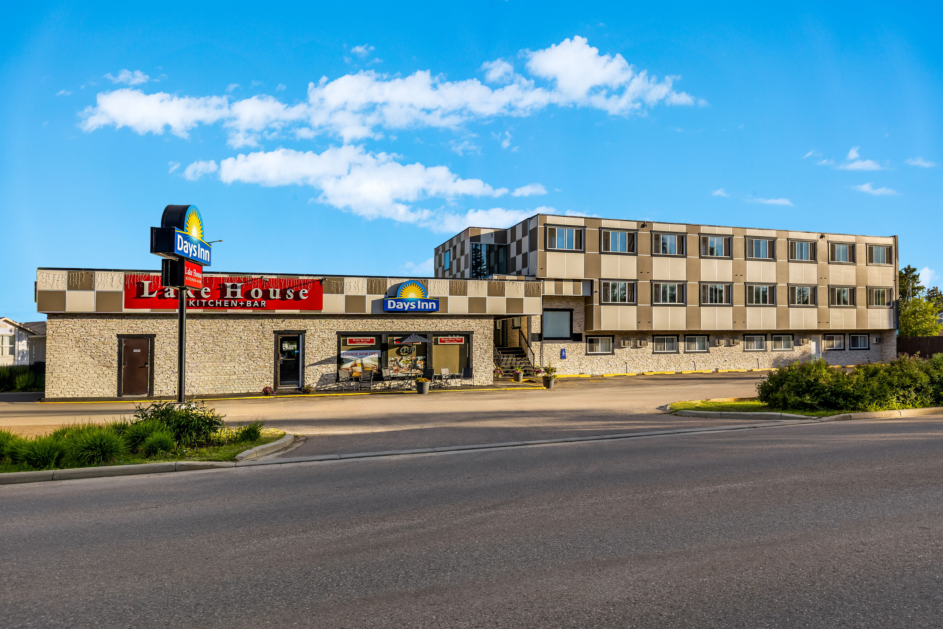 Exterior Day Image of Days Inn by Wyndham Sylvan Lake hotel in Sylvan Lake, Alberta