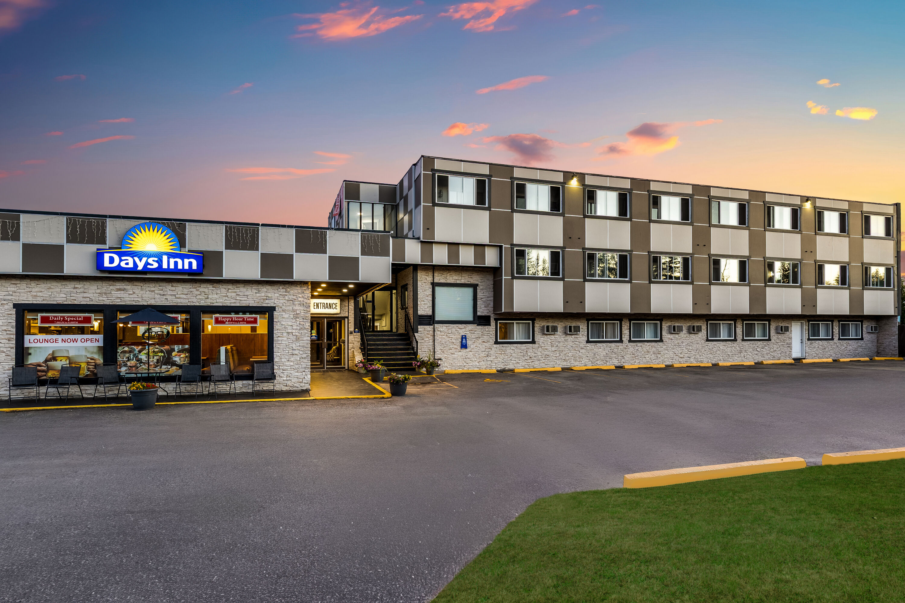 Exterior Dusk Image of Days Inn by Wyndham Sylvan Lake hotel in Sylvan Lake, Alberta