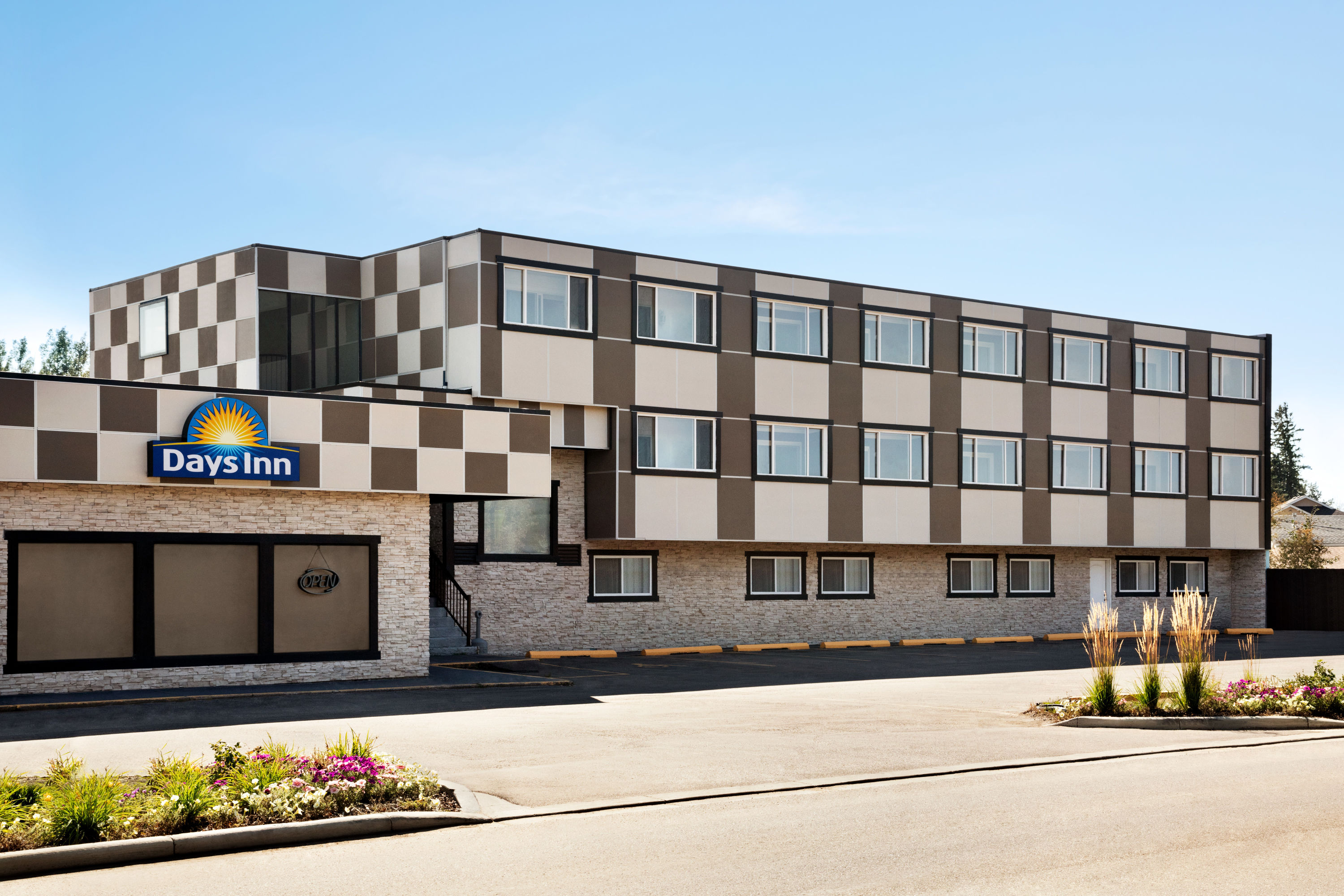 Exterior of Days Inn by Wyndham Sylvan Lake hotel in Sylvan Lake, Alberta