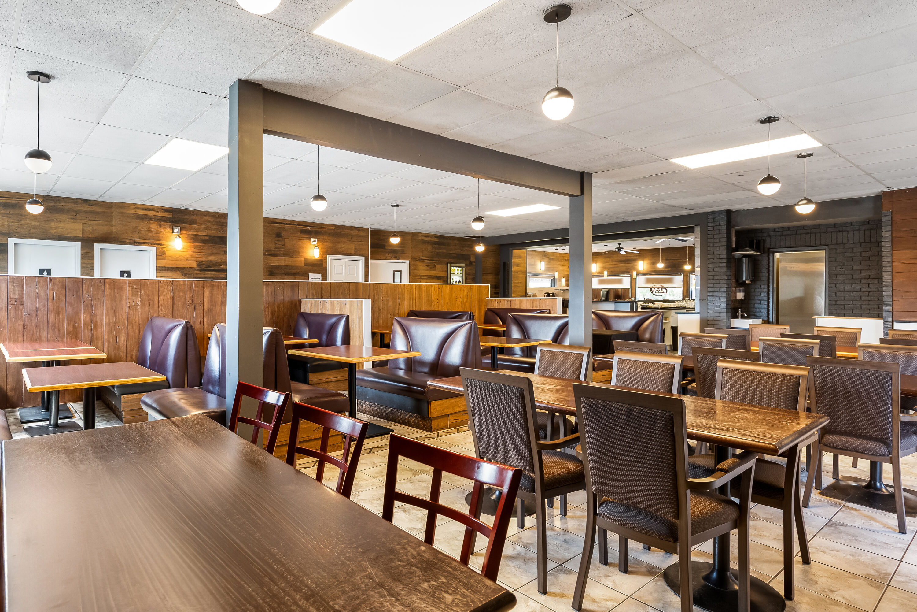 Days Inn by Wyndham Sylvan Lake restaurant main dining in Sylvan Lake, Alberta