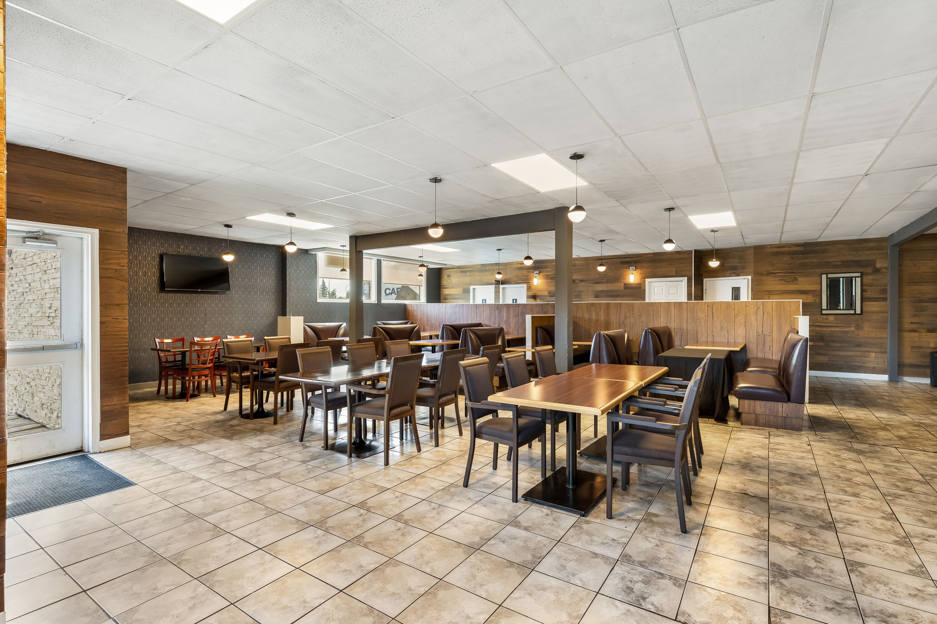Days Inn by Wyndham Sylvan Lake restaurant main dining in Sylvan Lake, Alberta