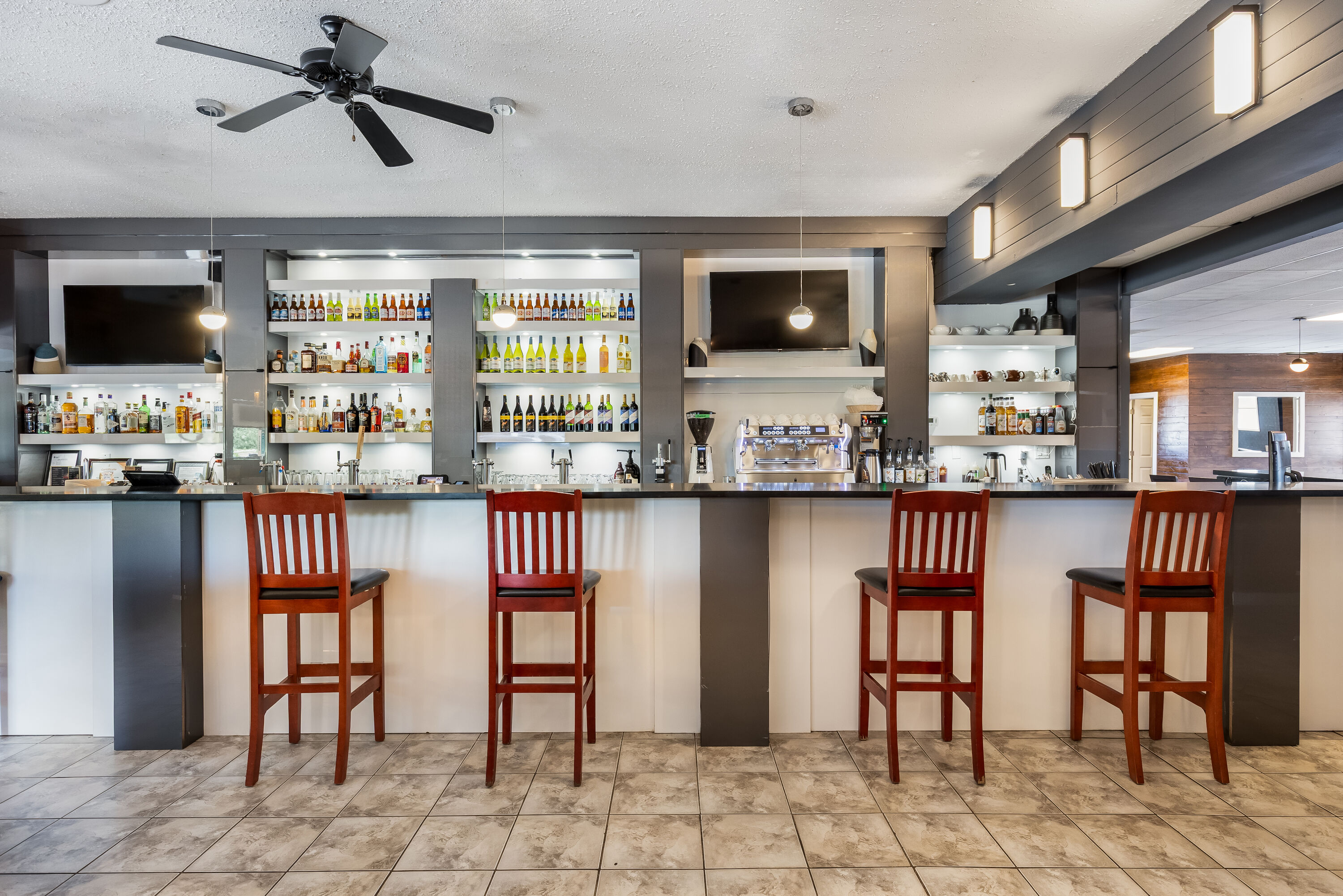 Restaurant bar at Days Inn by Wyndham Sylvan Lake in Sylvan Lake, Alberta