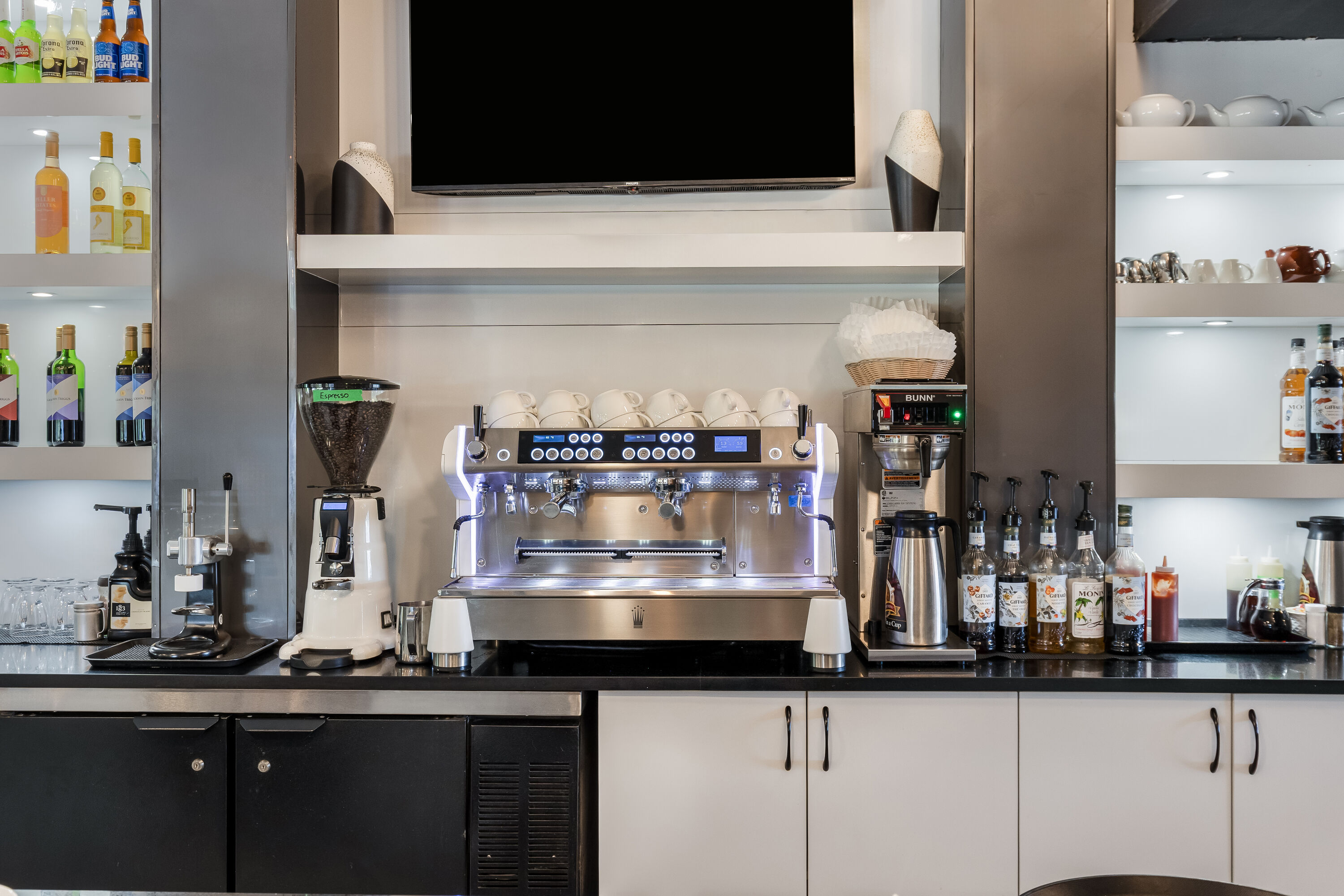 Restaurant bar at Days Inn by Wyndham Sylvan Lake in Sylvan Lake, Alberta