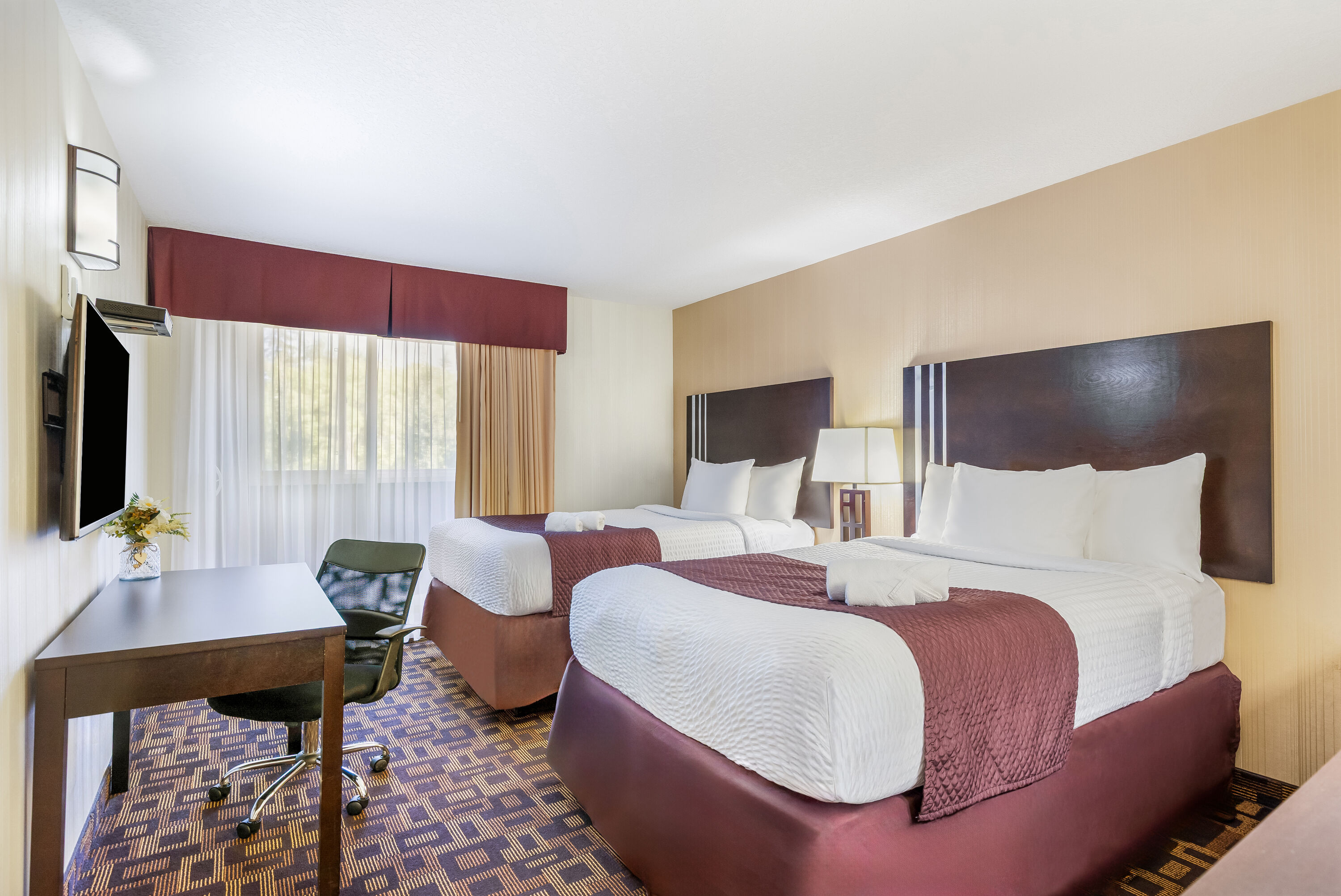 Double bed guest room at the Days Inn by Wyndham Sylvan Lake in Sylvan Lake, Alberta