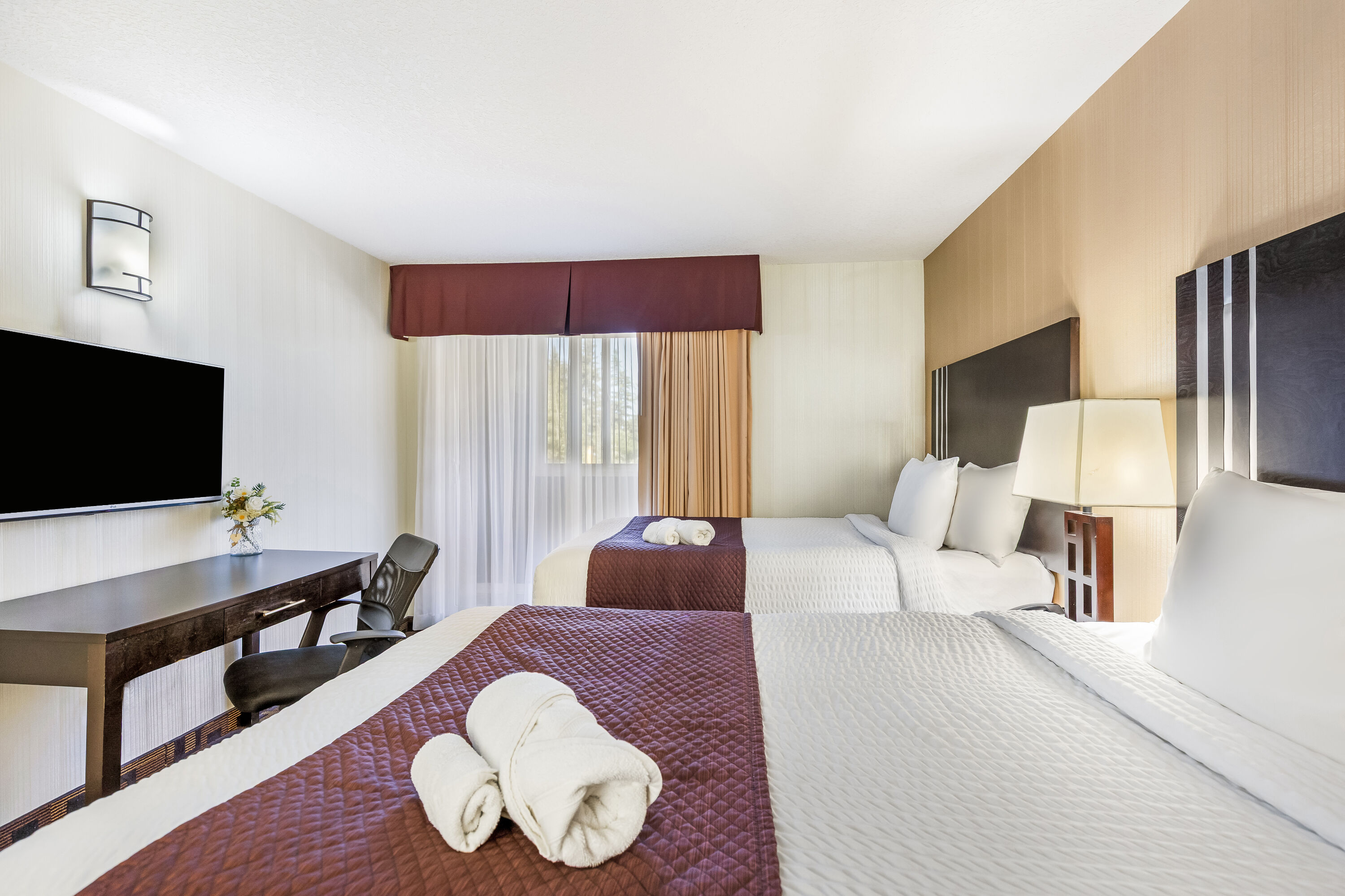 Double bed guest room at the Days Inn by Wyndham Sylvan Lake in Sylvan Lake, Alberta
