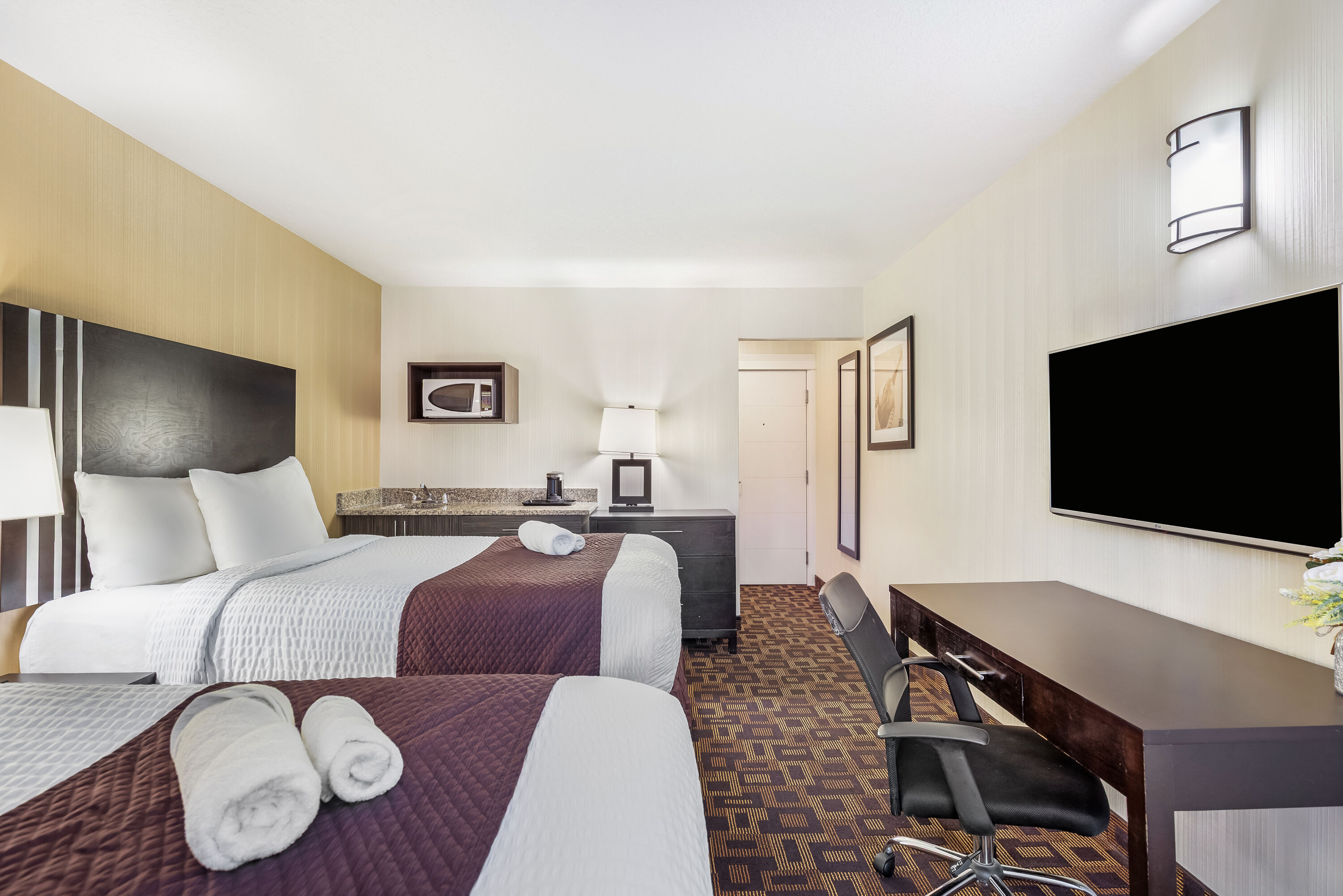 Double bed guest room at the Days Inn by Wyndham Sylvan Lake in Sylvan Lake, Alberta