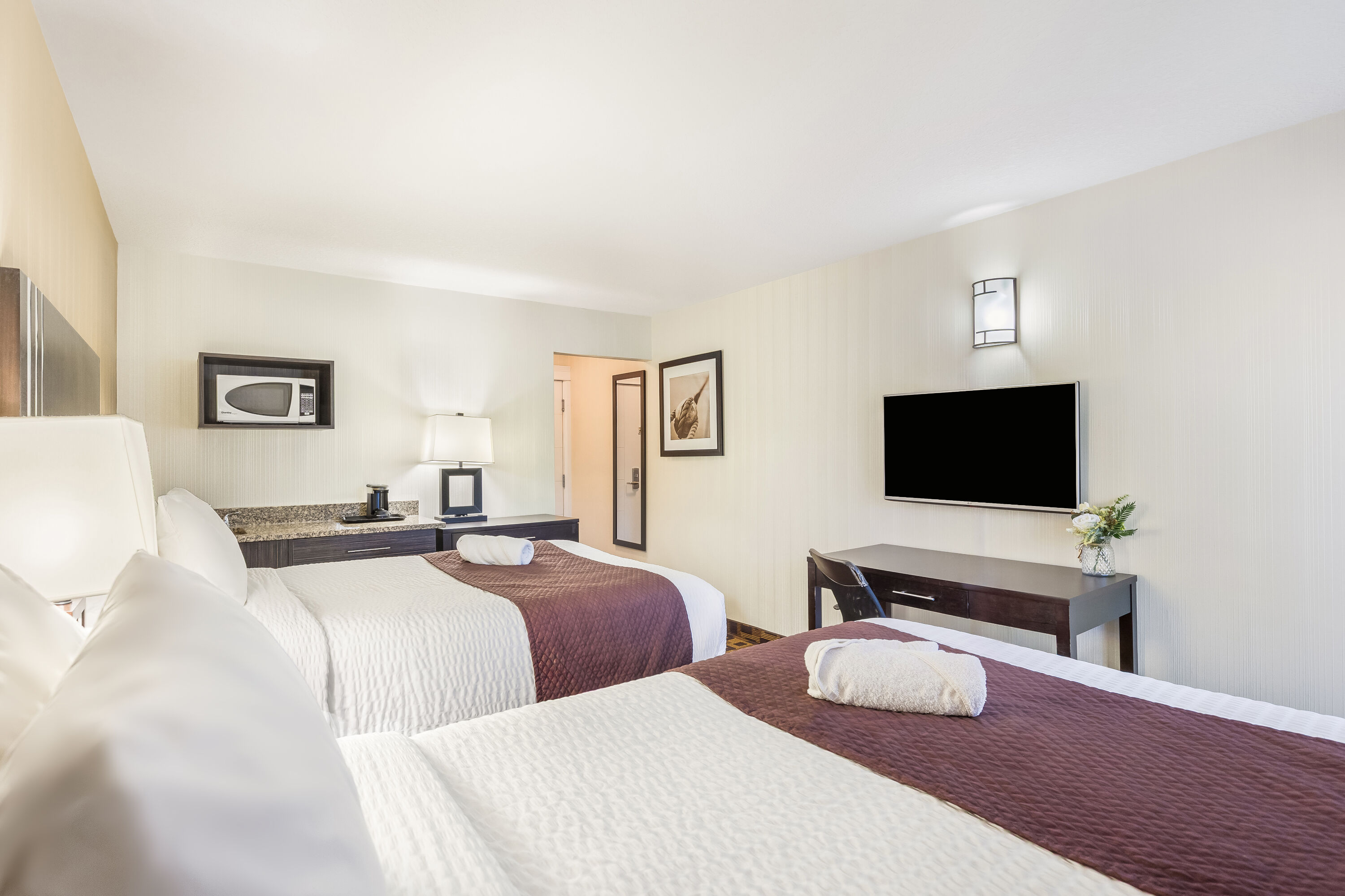 Double bed guest room at the Days Inn by Wyndham Sylvan Lake in Sylvan Lake, Alberta