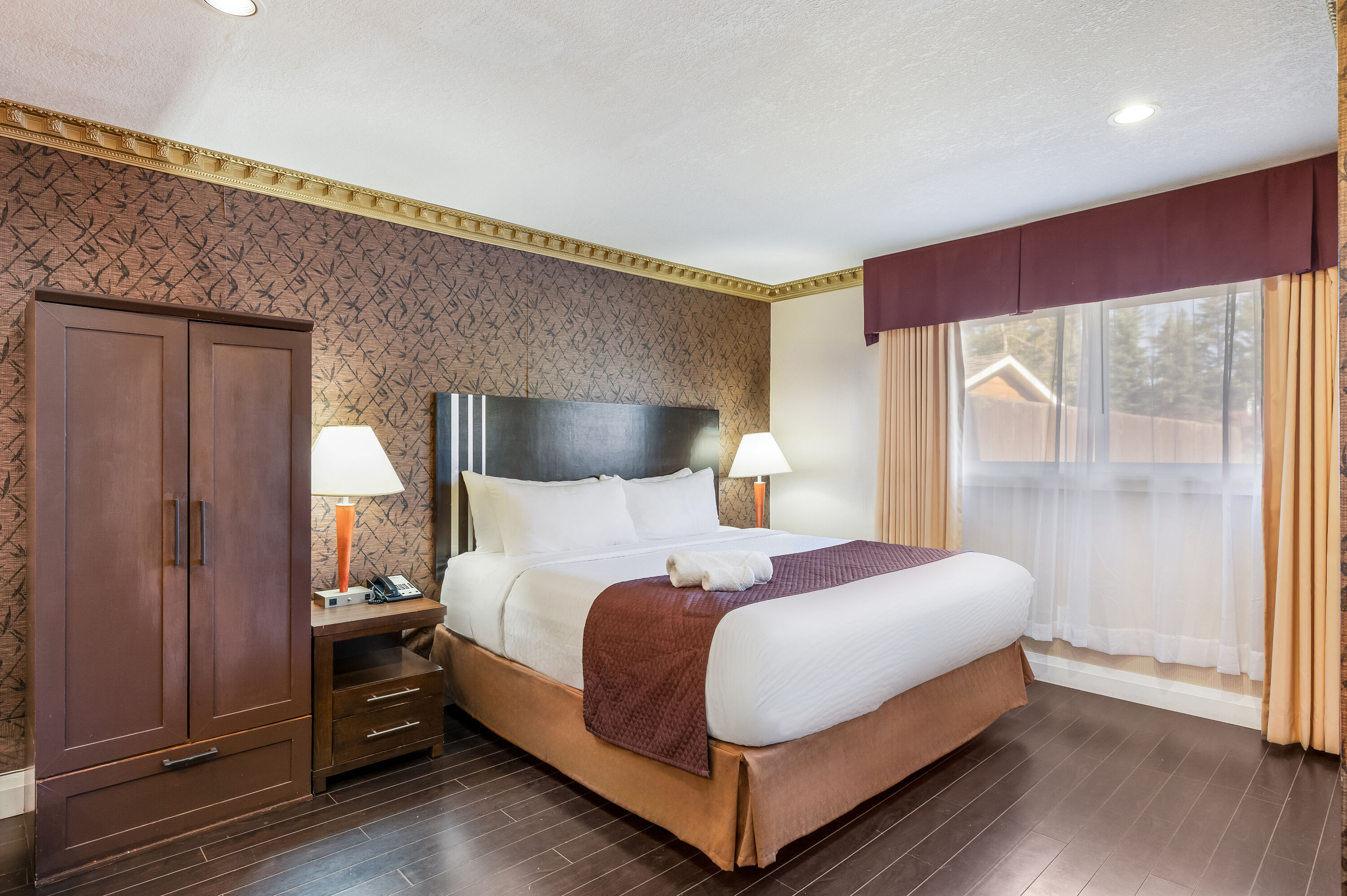 King bed guest room at the Days Inn by Wyndham Sylvan Lake in Sylvan Lake, Alberta