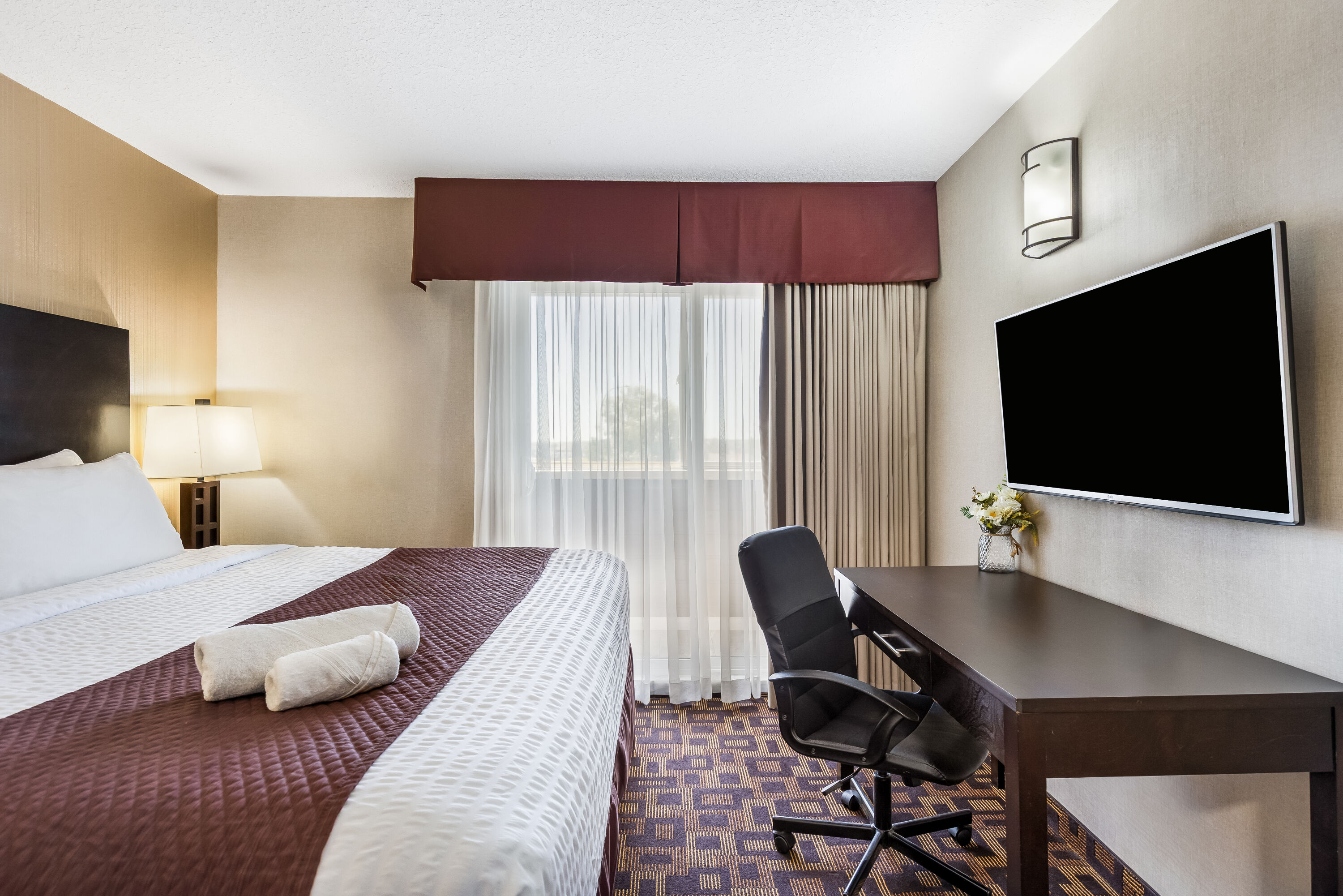 King bed guest room at the Days Inn by Wyndham Sylvan Lake in Sylvan Lake, Alberta