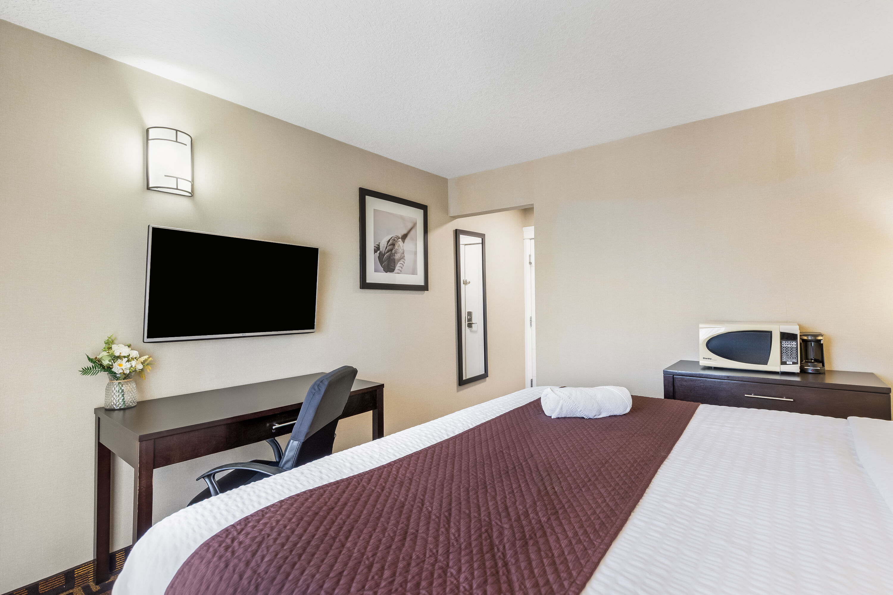 King bed guest room at the Days Inn by Wyndham Sylvan Lake in Sylvan Lake, Alberta