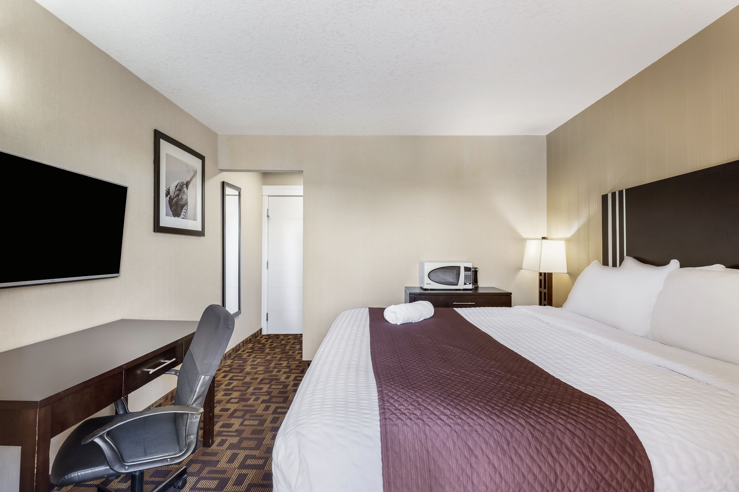 King bed guest room at the Days Inn by Wyndham Sylvan Lake in Sylvan Lake, Alberta