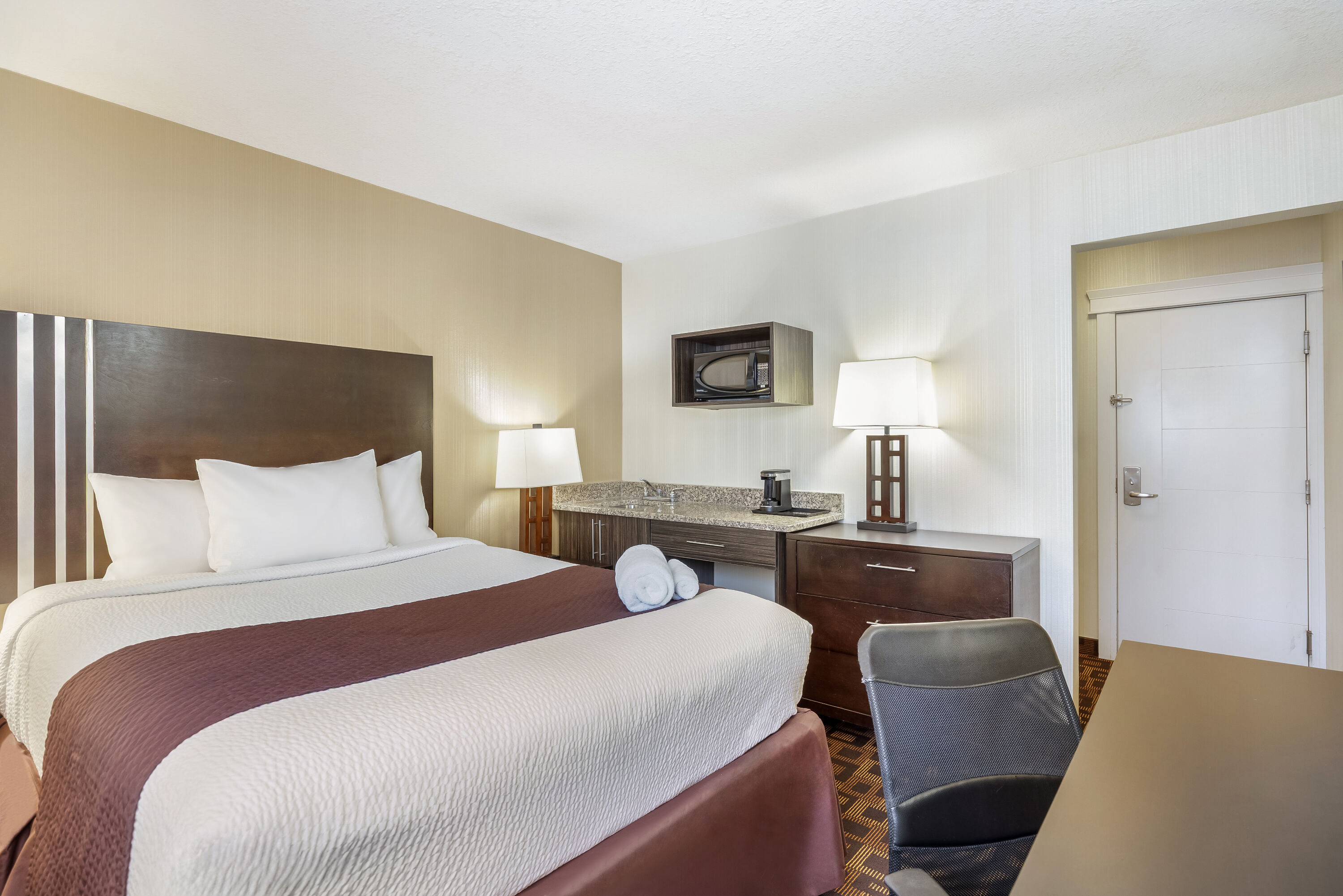 Queen bed guest room at the Days Inn by Wyndham Sylvan Lake in Sylvan Lake, Alberta