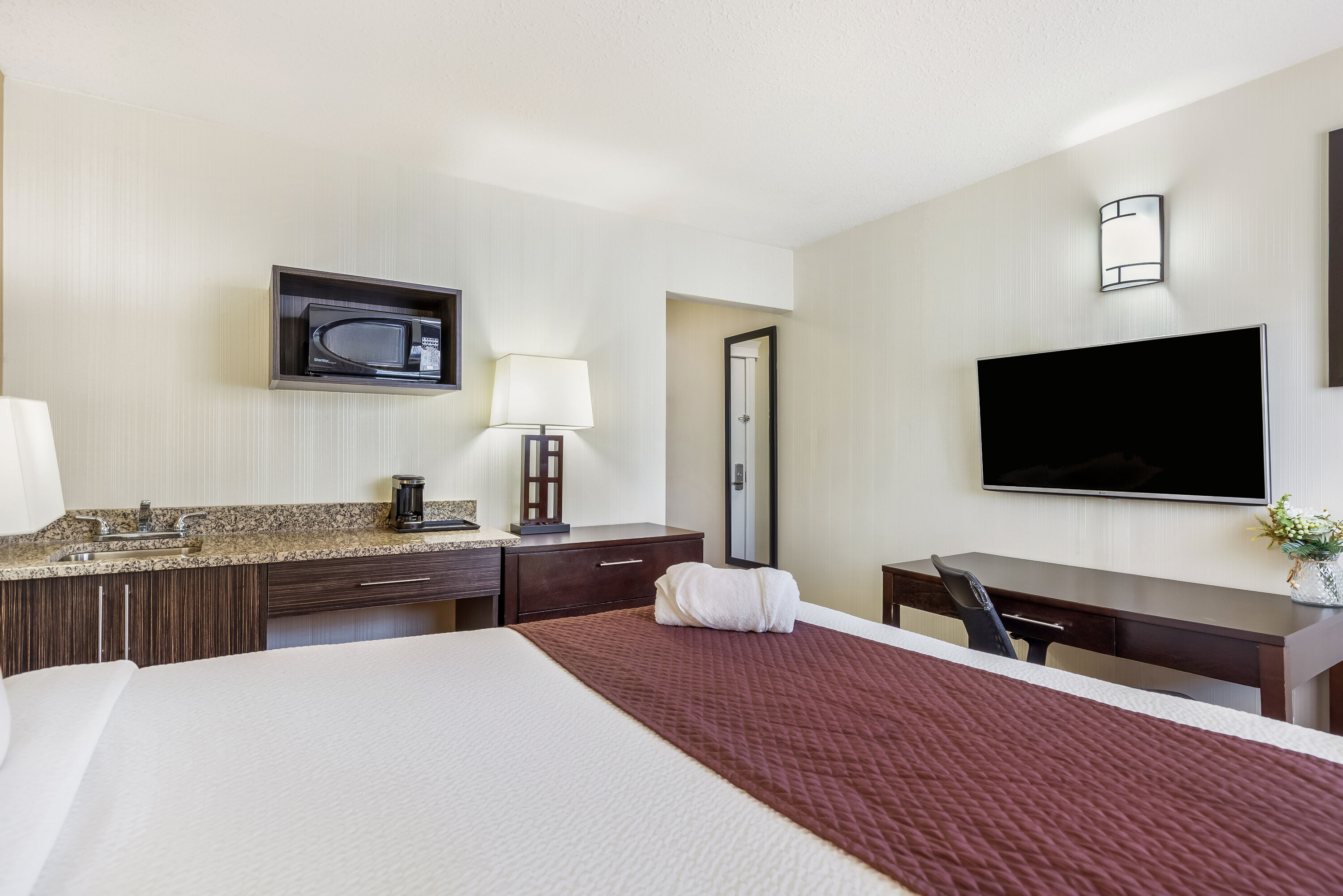 Queen bed guest room at the Days Inn by Wyndham Sylvan Lake in Sylvan Lake, Alberta