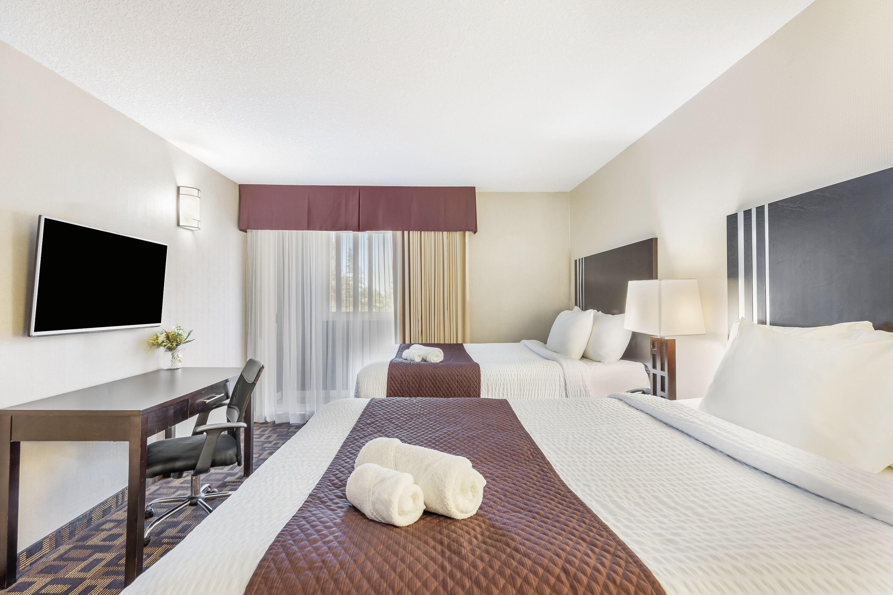 Queen bed guest room at the Days Inn by Wyndham Sylvan Lake in Sylvan Lake, Alberta