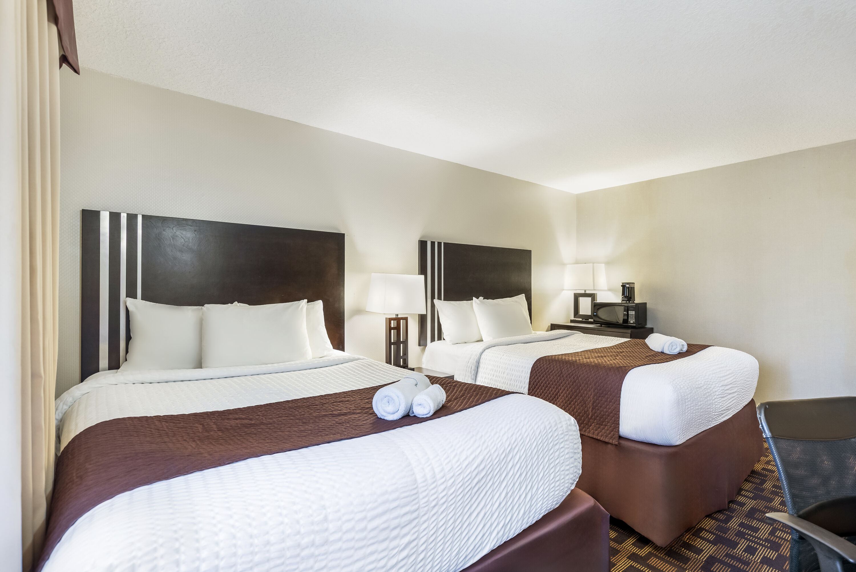 Queen bed guest room at the Days Inn by Wyndham Sylvan Lake in Sylvan Lake, Alberta