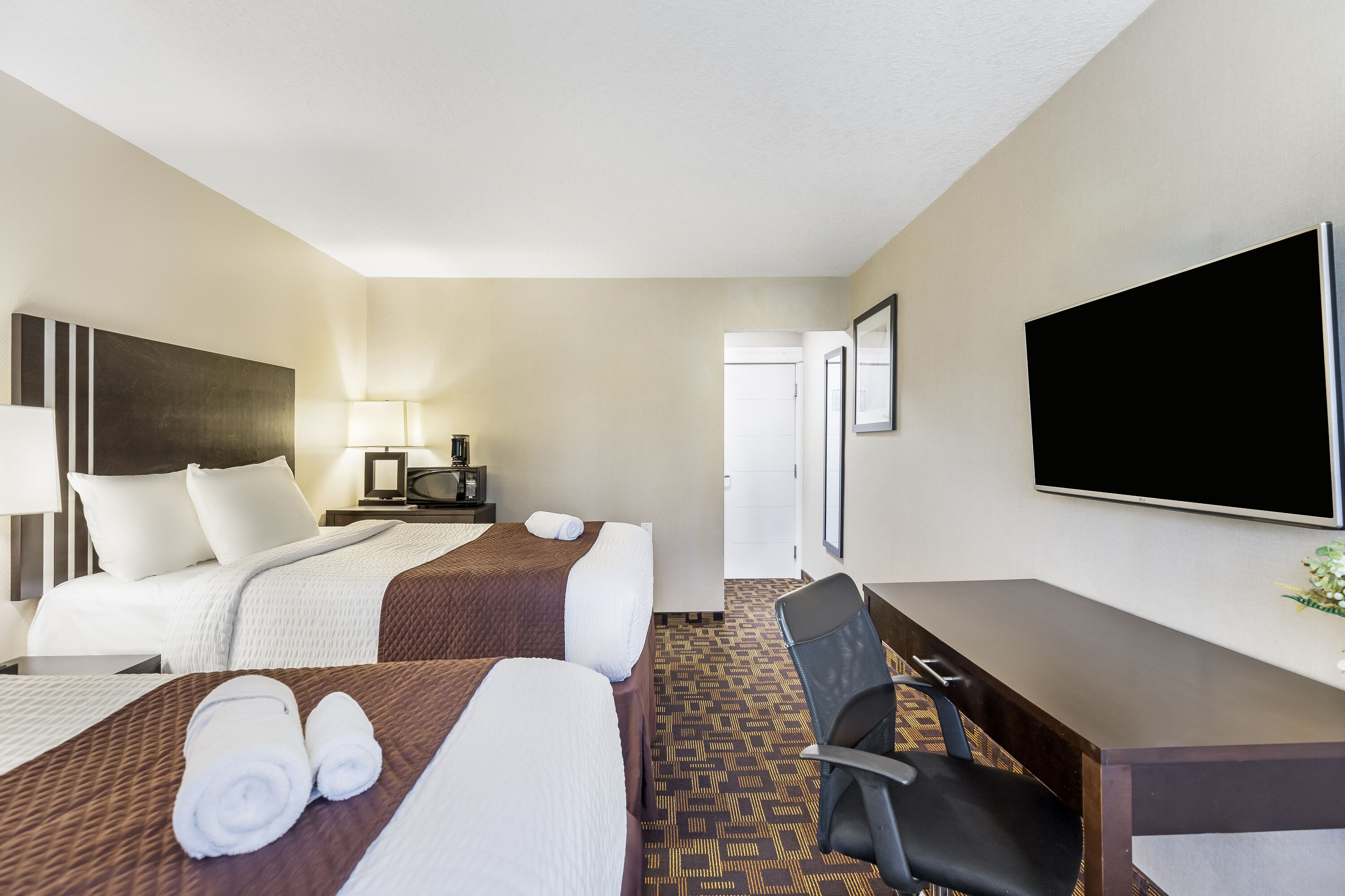 Queen bed guest room at the Days Inn by Wyndham Sylvan Lake in Sylvan Lake, Alberta