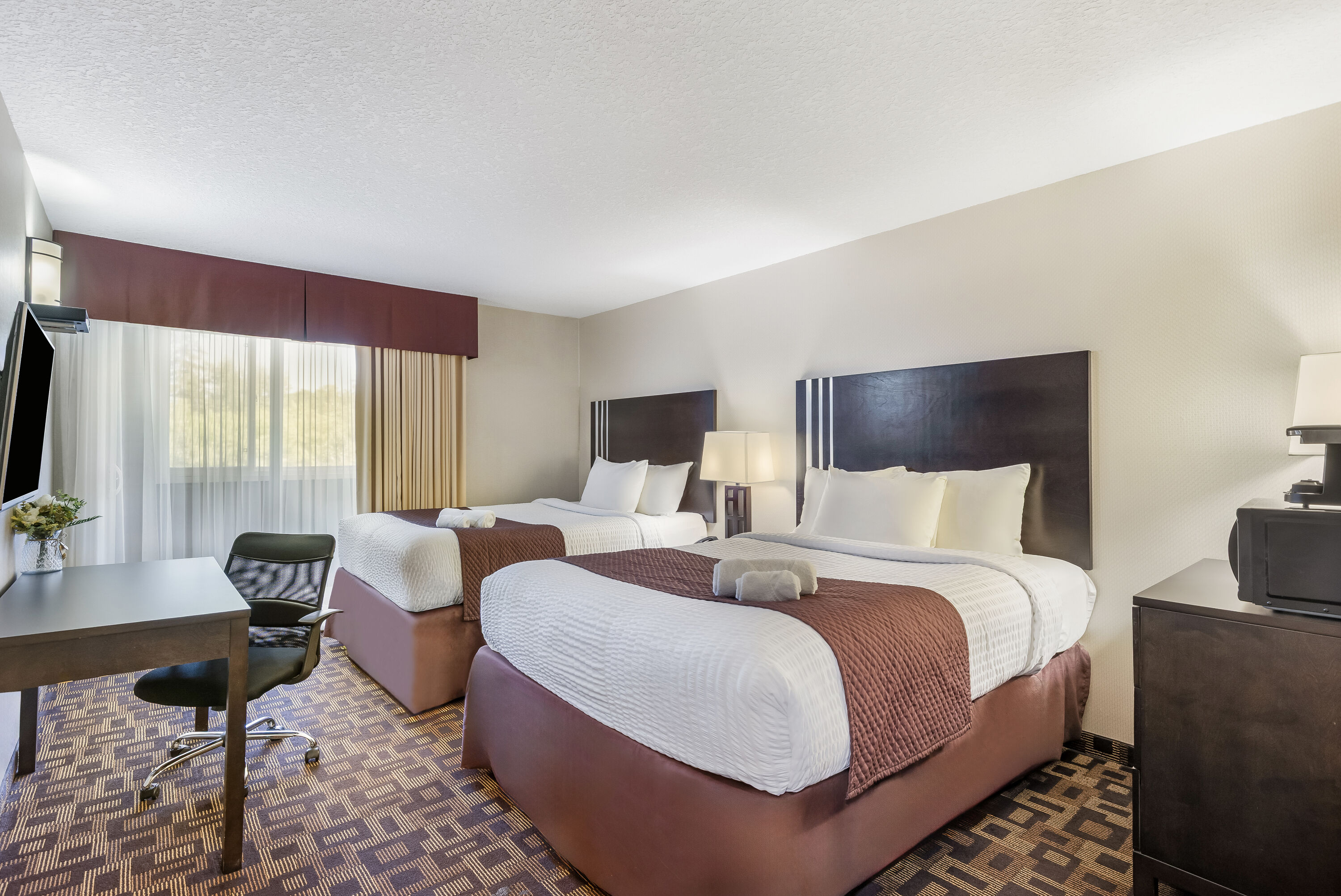 Queen bed guest room at the Days Inn by Wyndham Sylvan Lake in Sylvan Lake, Alberta