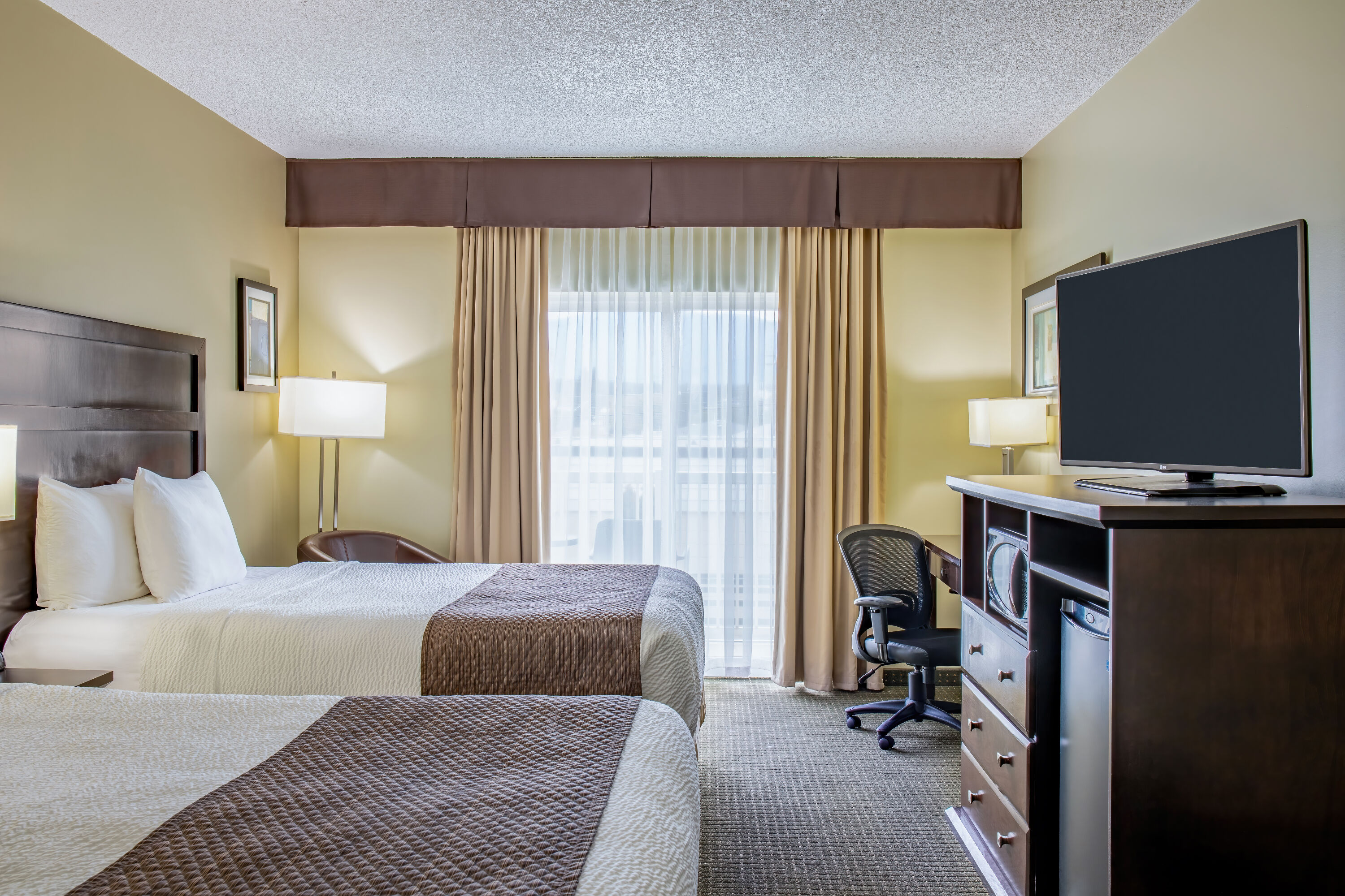 Queen bed guest room at the Days Inn by Wyndham Cranbrook Conference Centre in Cranbrook, British Columbia
