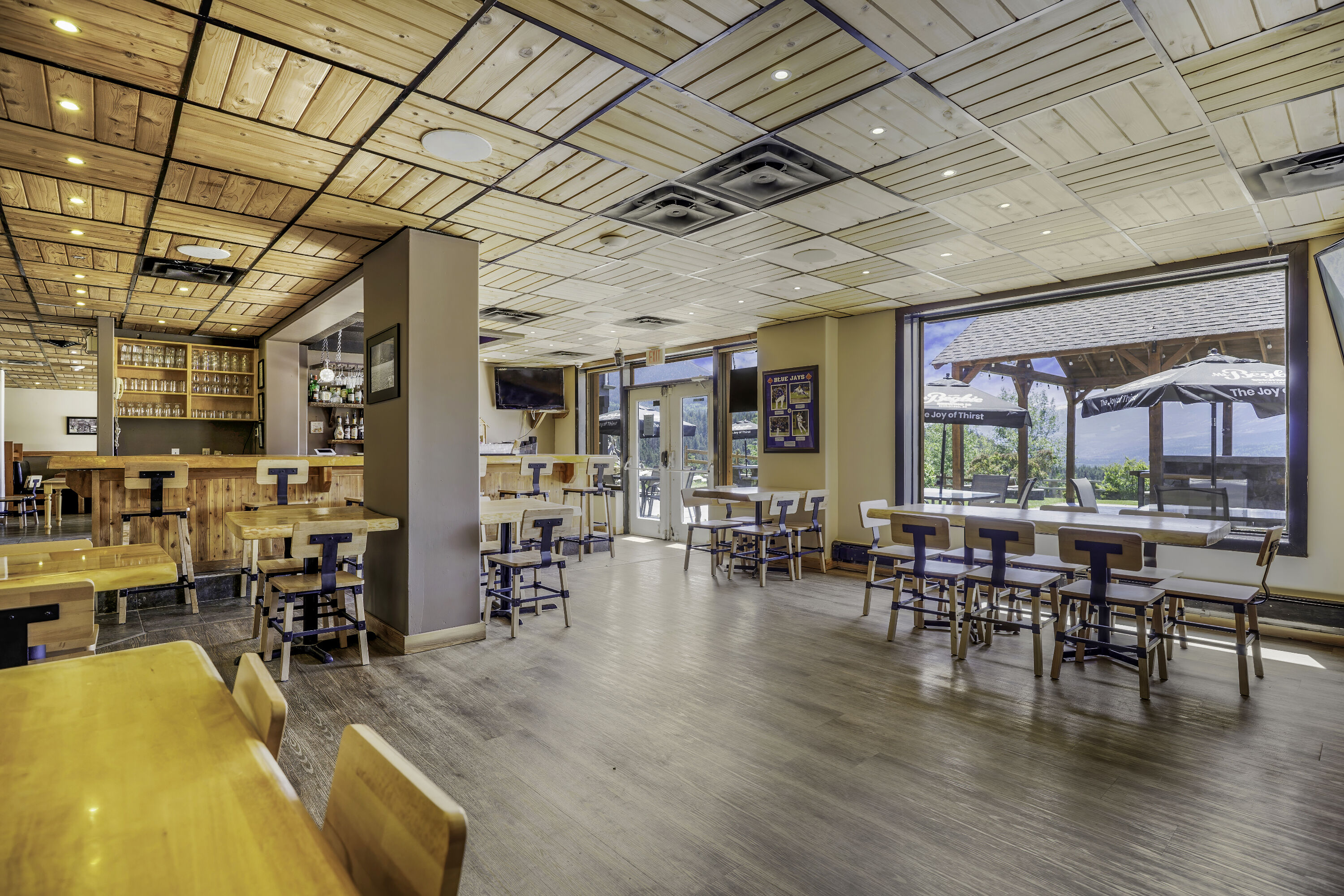 Days Inn by Wyndham Golden restaurant bar in Golden, British Columbia